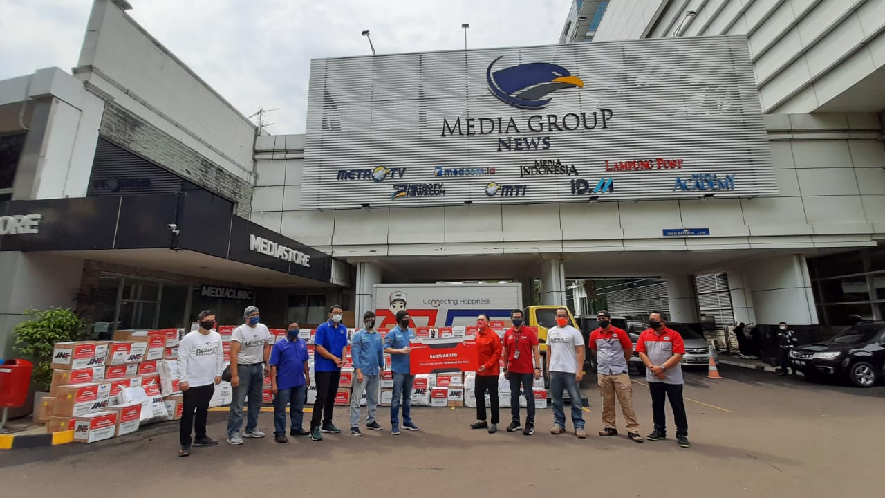 Telkomsel  bekerja sama dengan Yayasan Benih Baik menyalurkan APD senilai Rp2 miliar ke rumah sakit rujukan covid-19 di tanah air.