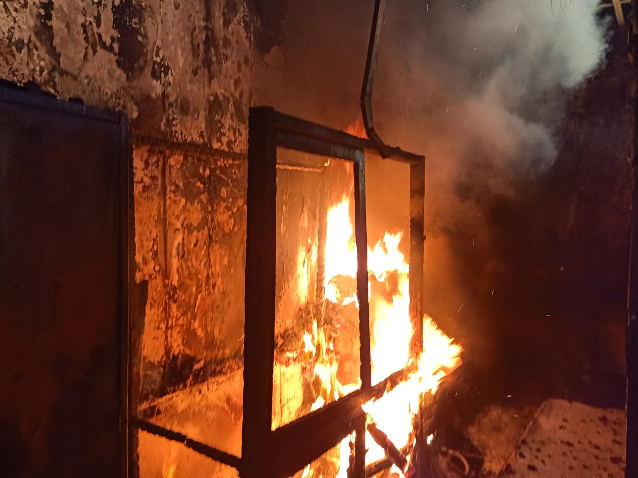 Kantor Dinas Kesehatan Sulsel terbakar