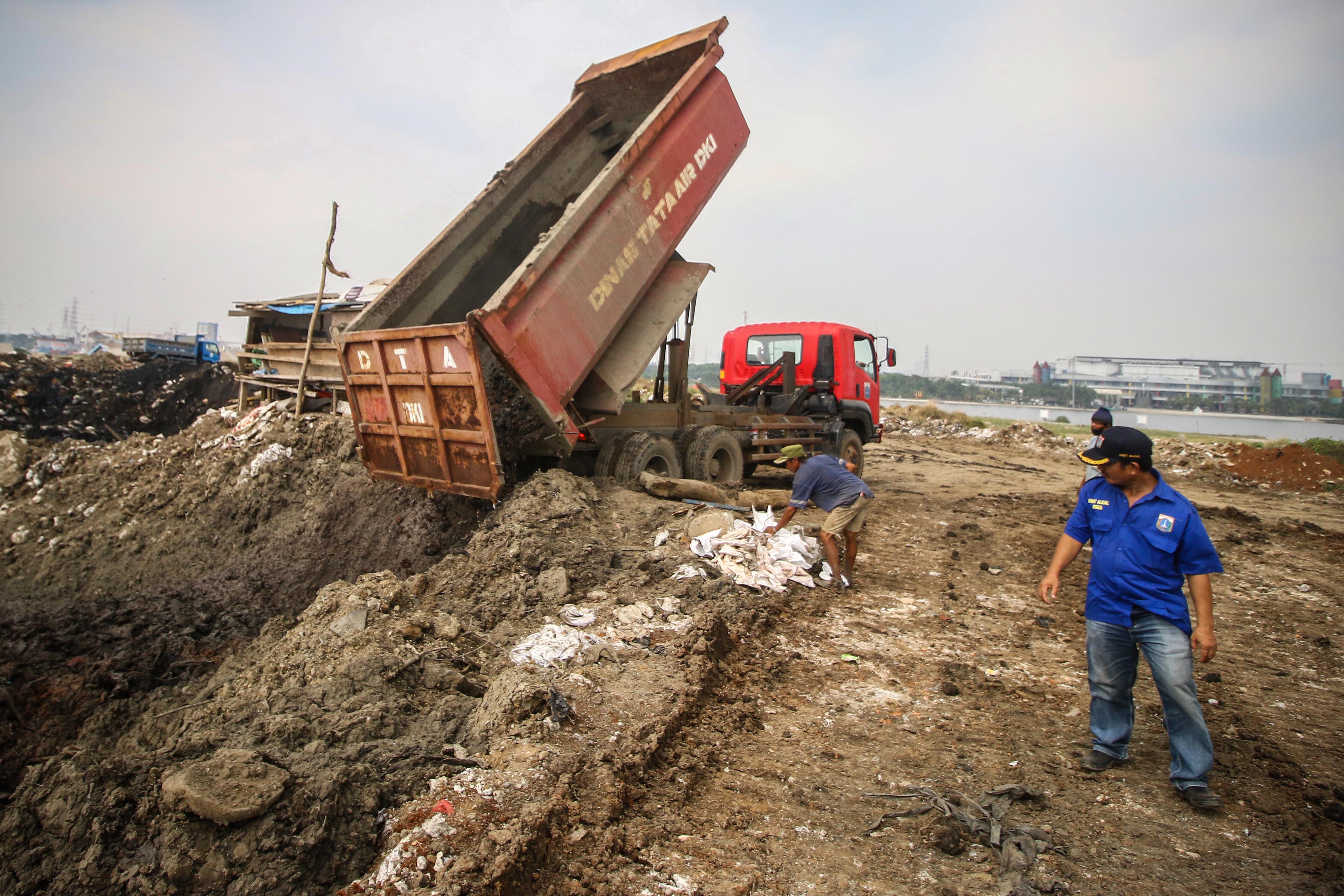 Pekerja menggunakan alat berat menggarap proyek reklamasi Ancol di Jakarta.