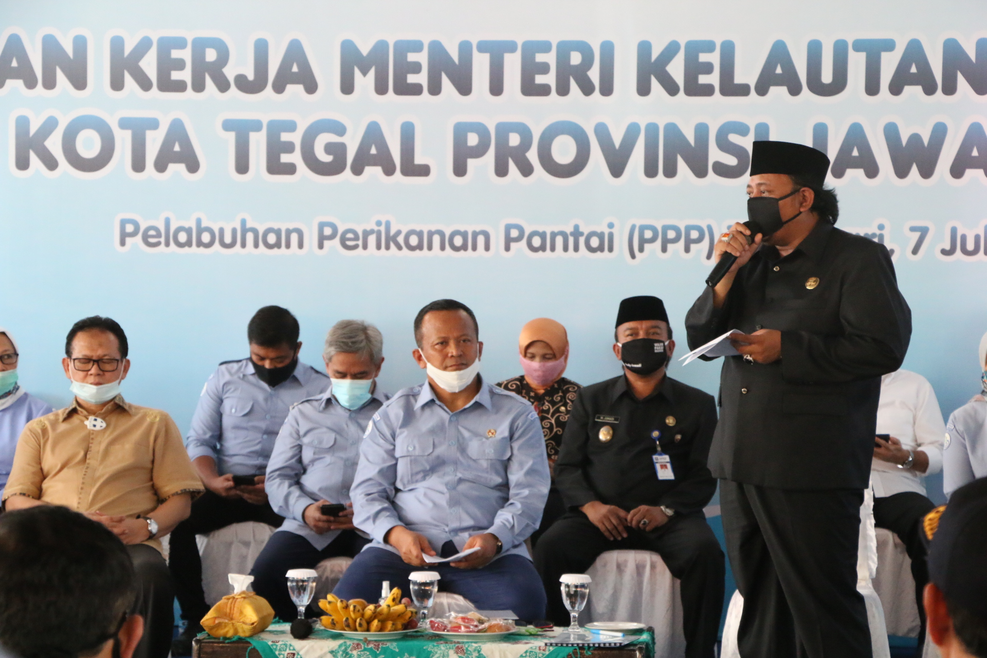 Wali Kota Tegal Jawa Tengah Dedy Yon Supriyono (berdiri) saat menyambut Menteri Kelautan dan Perikanan Edhy Prabowo, Selasa (7/7/2020)