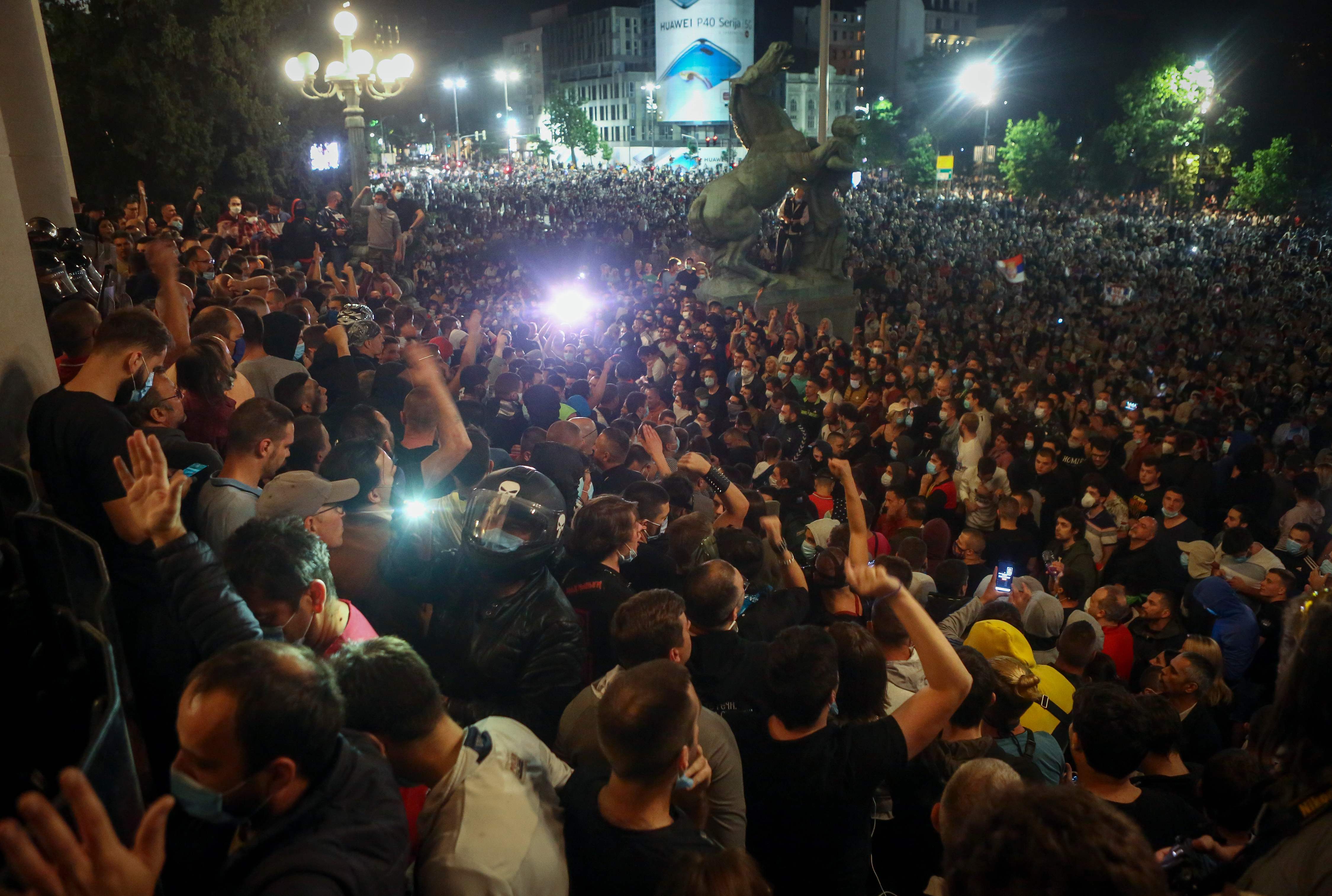 Aksi demonstrasi menentang pemberlakuan jam malam di Beograd, Serbia.