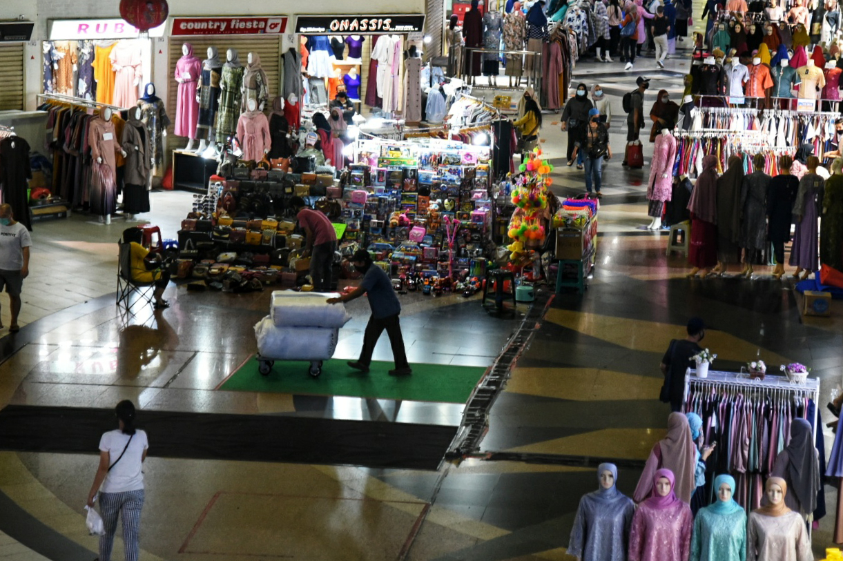 Suasana di Blok B Pasar Tanah Abang, Jakarta Pusat, Selasa (30/6). Pemerintah akhirnya memberikan penjaminan kredit modal kerja korporasi.