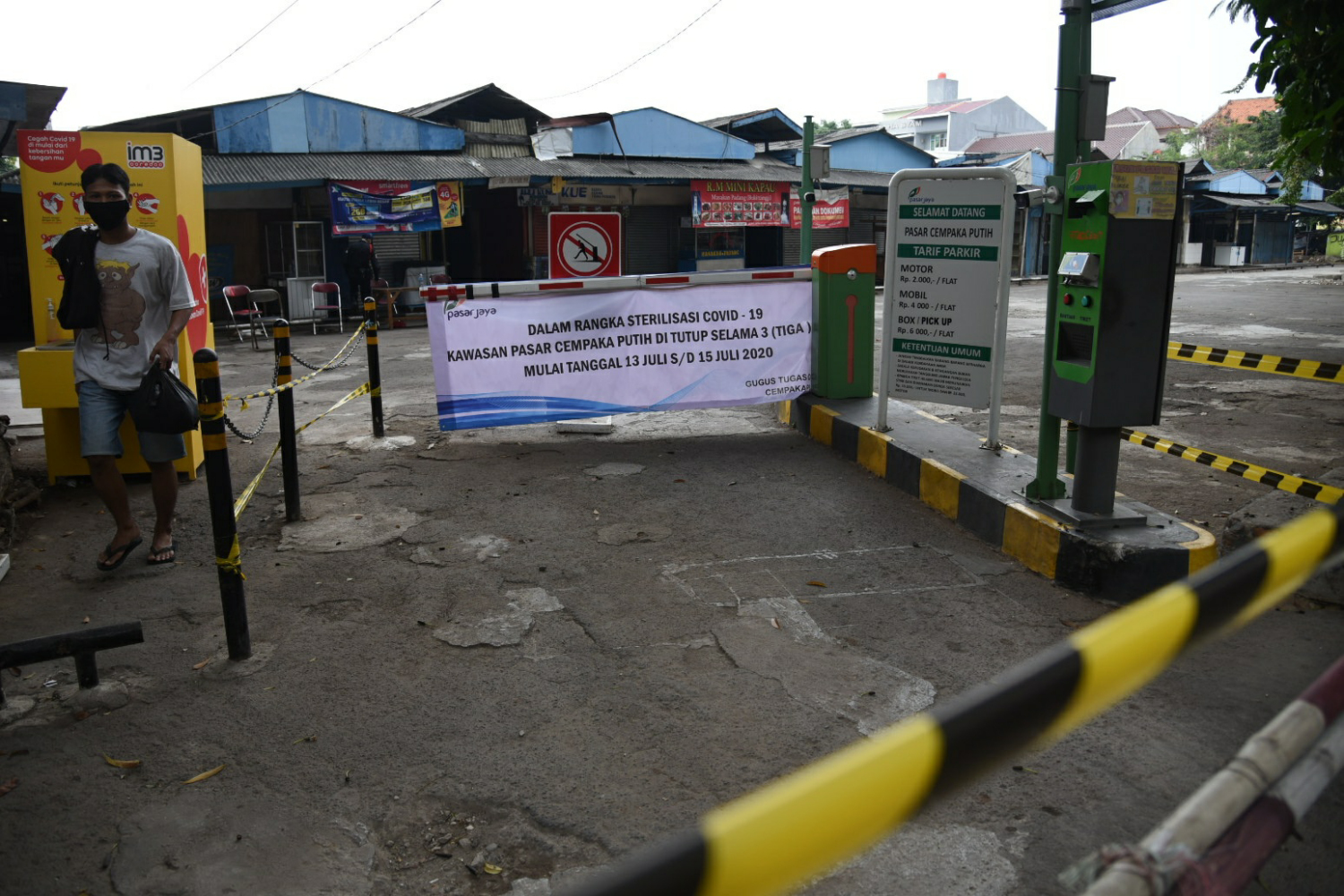 Petugas pemadam kebakaran Jakarta Pusat melakukan penyemprotan disinfektan di area Pasar Cempaka Putih, Jakarta Pusat, kemarin.