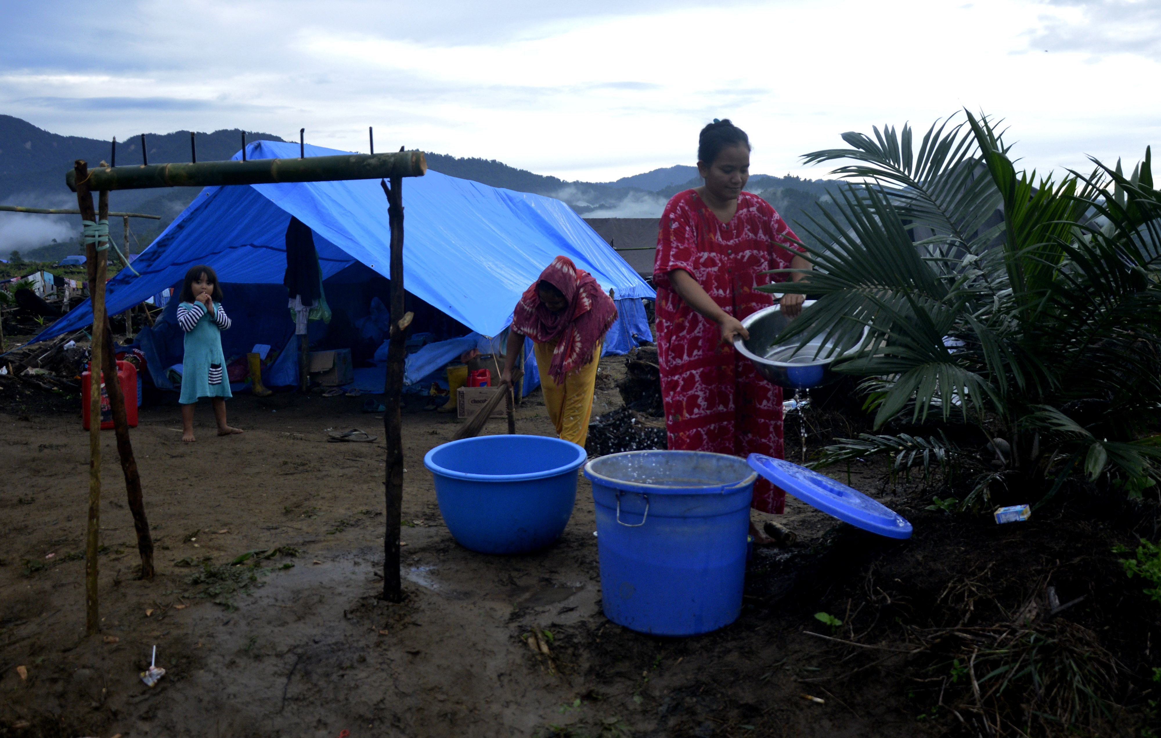 Warga korban banjir bandang beraktivitas di lokasi pengungsian di Perbukitan Desa Meli, Kecamatan Baebunta, Kabupaten Luwu Utara, Sulsel.