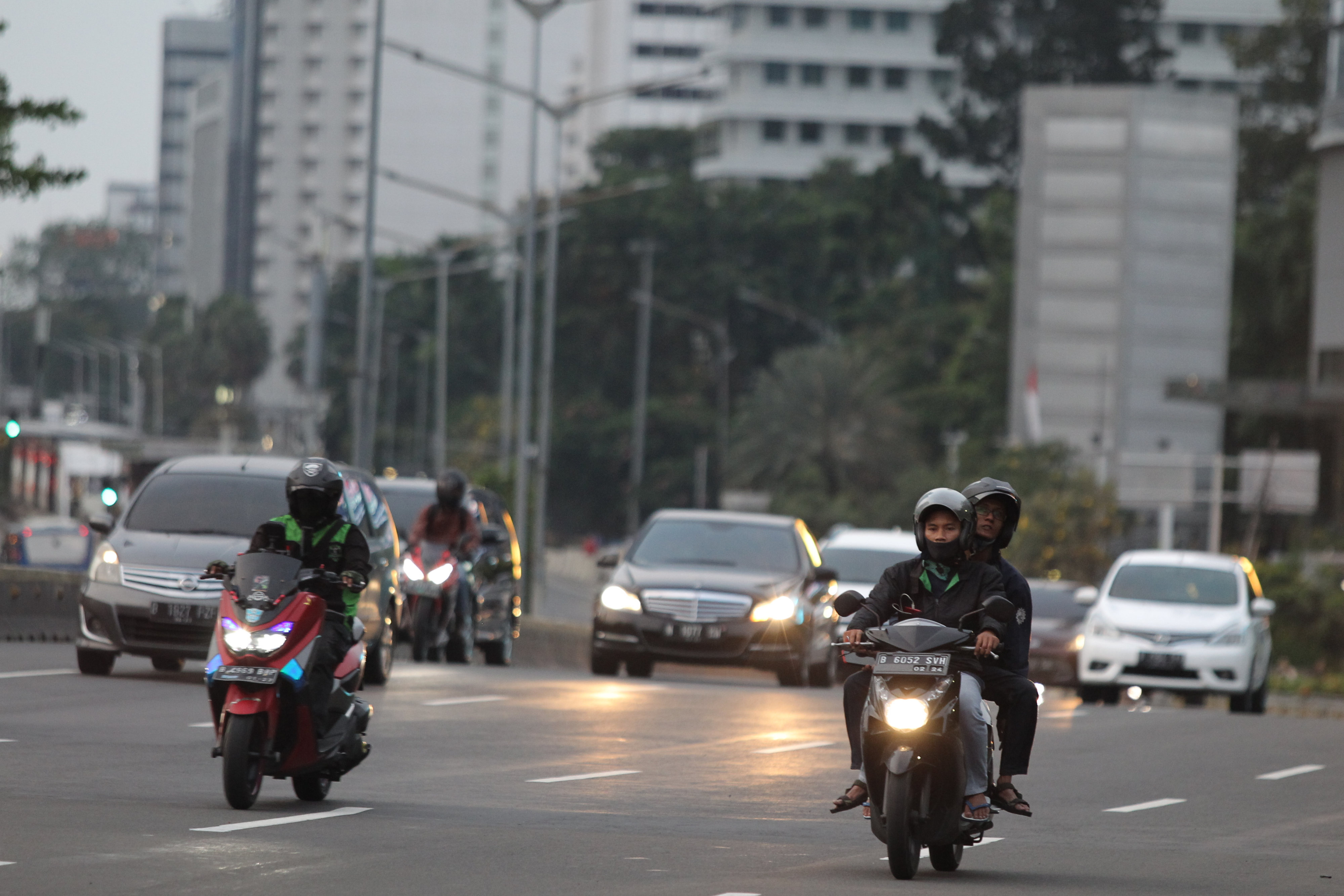 Kendaraan bermotor melintas di kawasan ganjil-genap Jalan Sudirman dan Jalan HR Rasuna Said, Jakarta