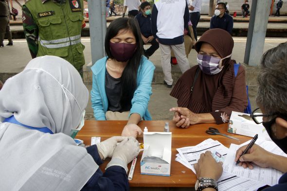 Rapid Test di Stasiun.