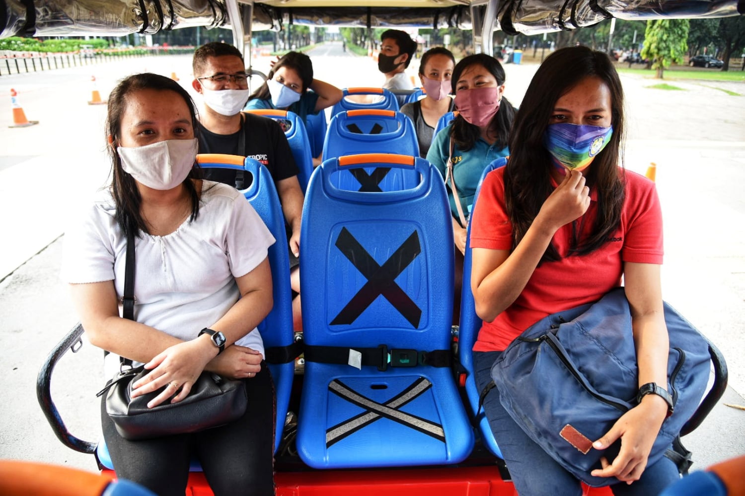 Penumpang saat menaiki shuttle bus gratis di Kawasan Gelora Bung Karno, Senayan, Jakarta, Sabtu (25/7).