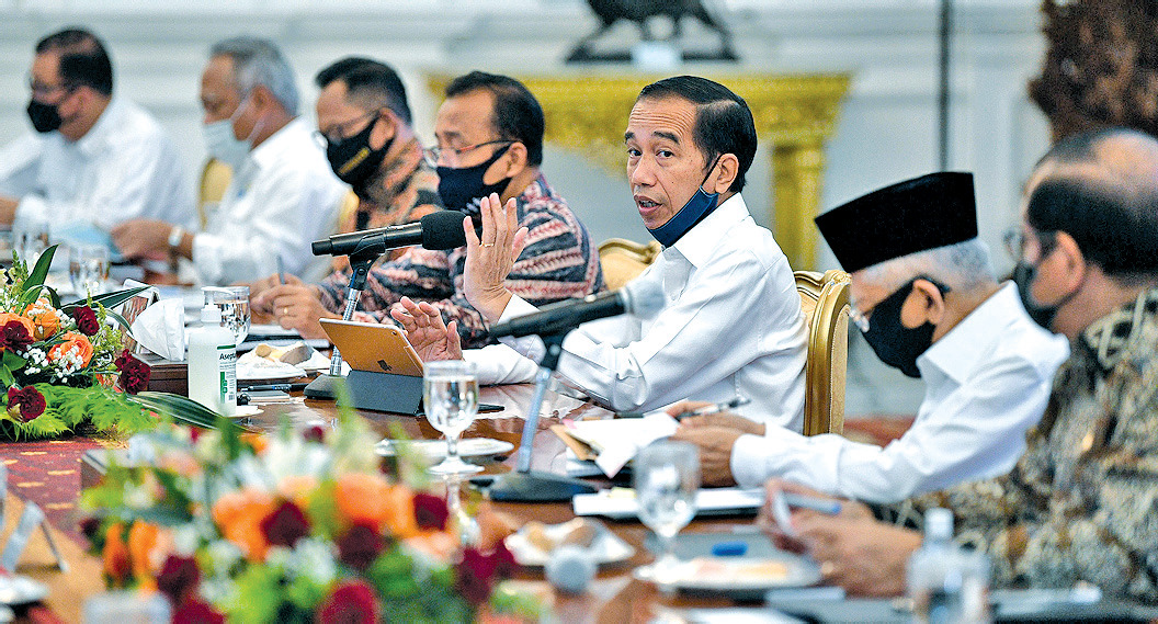 Presiden Joko Widodo memimpin rapat terbatas secara tatap muka di Istana Merdeka, Jakarta, Selasa (23/6).