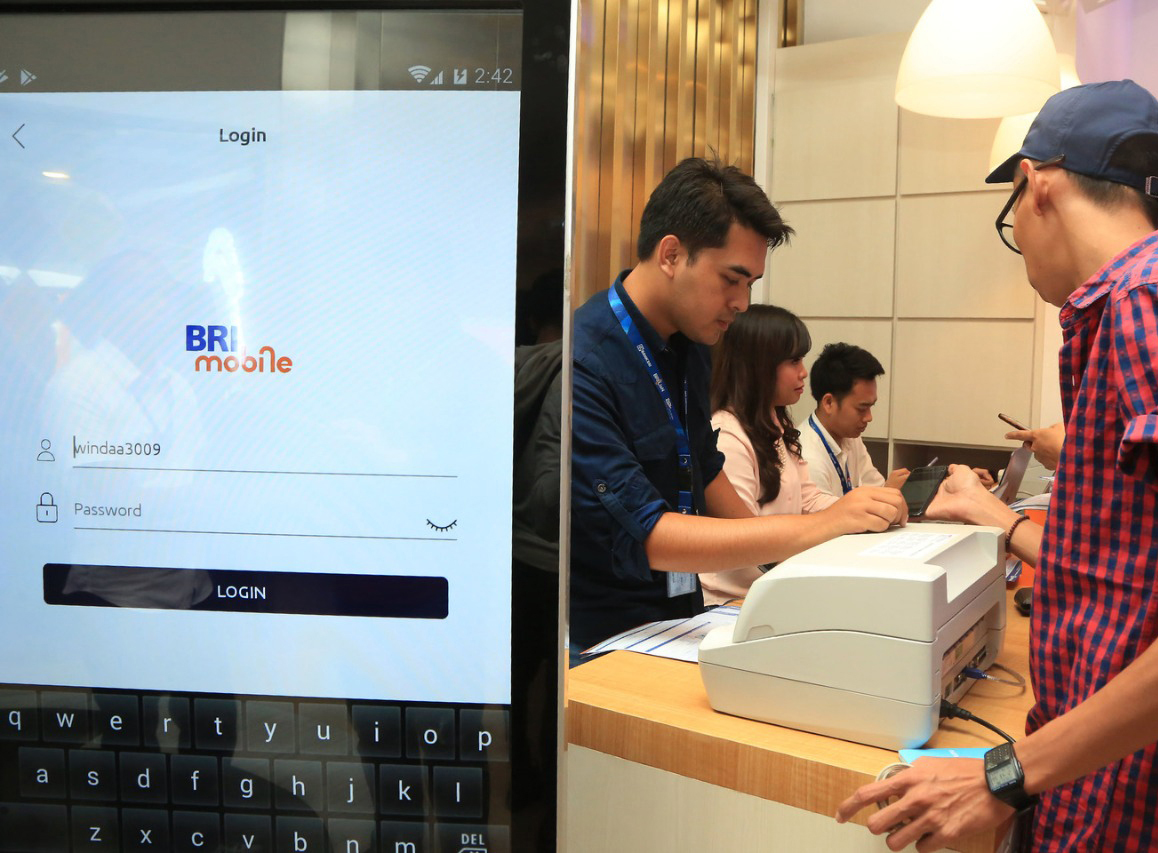 Petugas melayani nasabah BRI. Transaksi digital BRI mengalami kenaikan selama pandemi terjadi