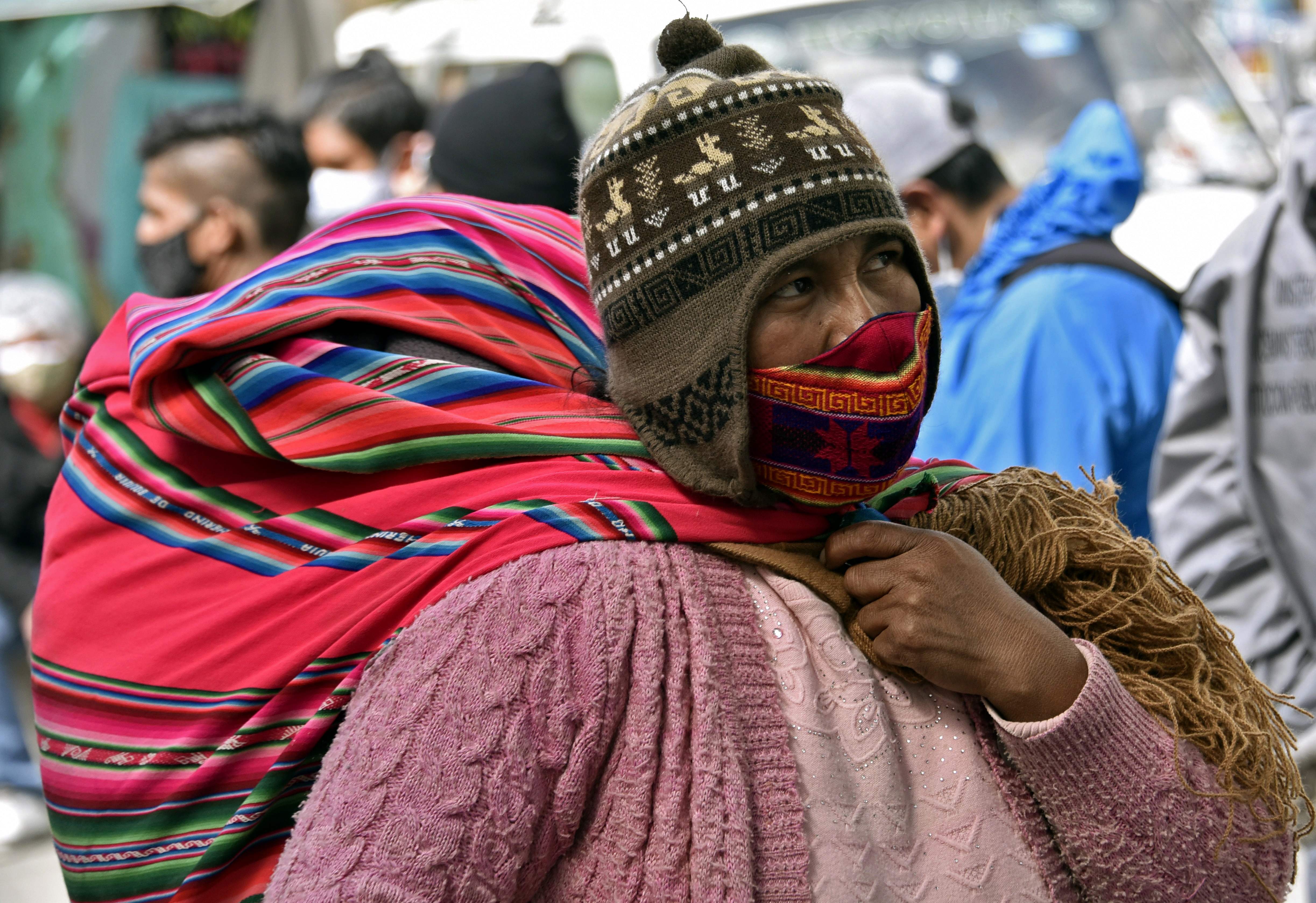 Warga mengenakan masker saat berjalan di Kota La Paz, Bolivia.