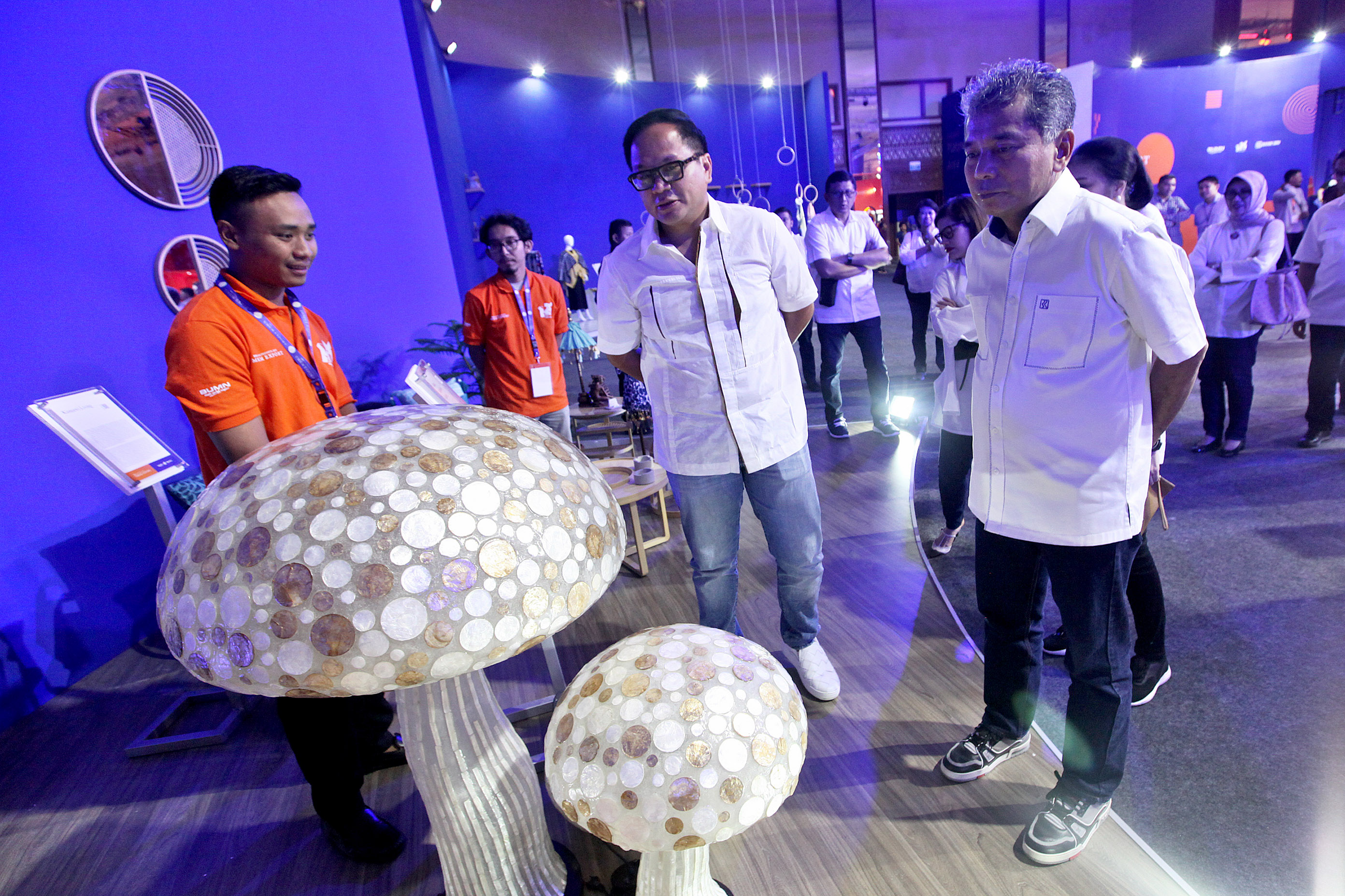 Kartiko Wirjoatmodjo (tengah) dan Direktur Utama Bank Rakyat Indonesia (BRI) Sunarso meninjau meninjau UMKM binaan BRI 