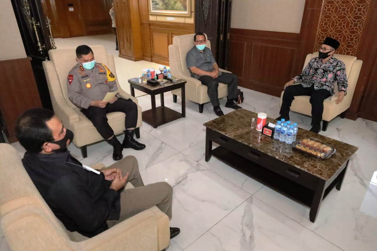 Kapolda Jatim Irjen M Fadil Imran (kedua dari kiri) menerima anggota DPRD Jatim bahas Pilkada dan penanganan Covid.
