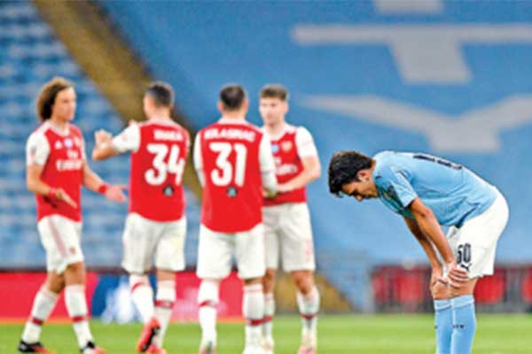 Bek Manchester City Eric Garcia (kanan) bereaksi penuh kekecewaan di akhir laga semifi nal Piala FA Inggris 