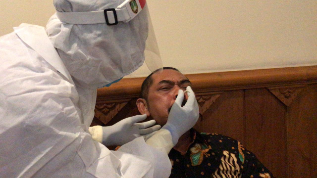 Wali Kota FX Hadi Rudyatmo menjalani tes swab di Balkot Surakarta, Sabtu (25/7) bersama isteri, sejumlah pejabat teras dan 18 anggota dewan.