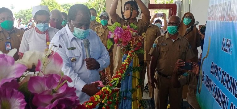 Bupati Sorong Johnny Kamuru meresmikan RSUD John Piet Wanane, Selasa (28/7/2020).