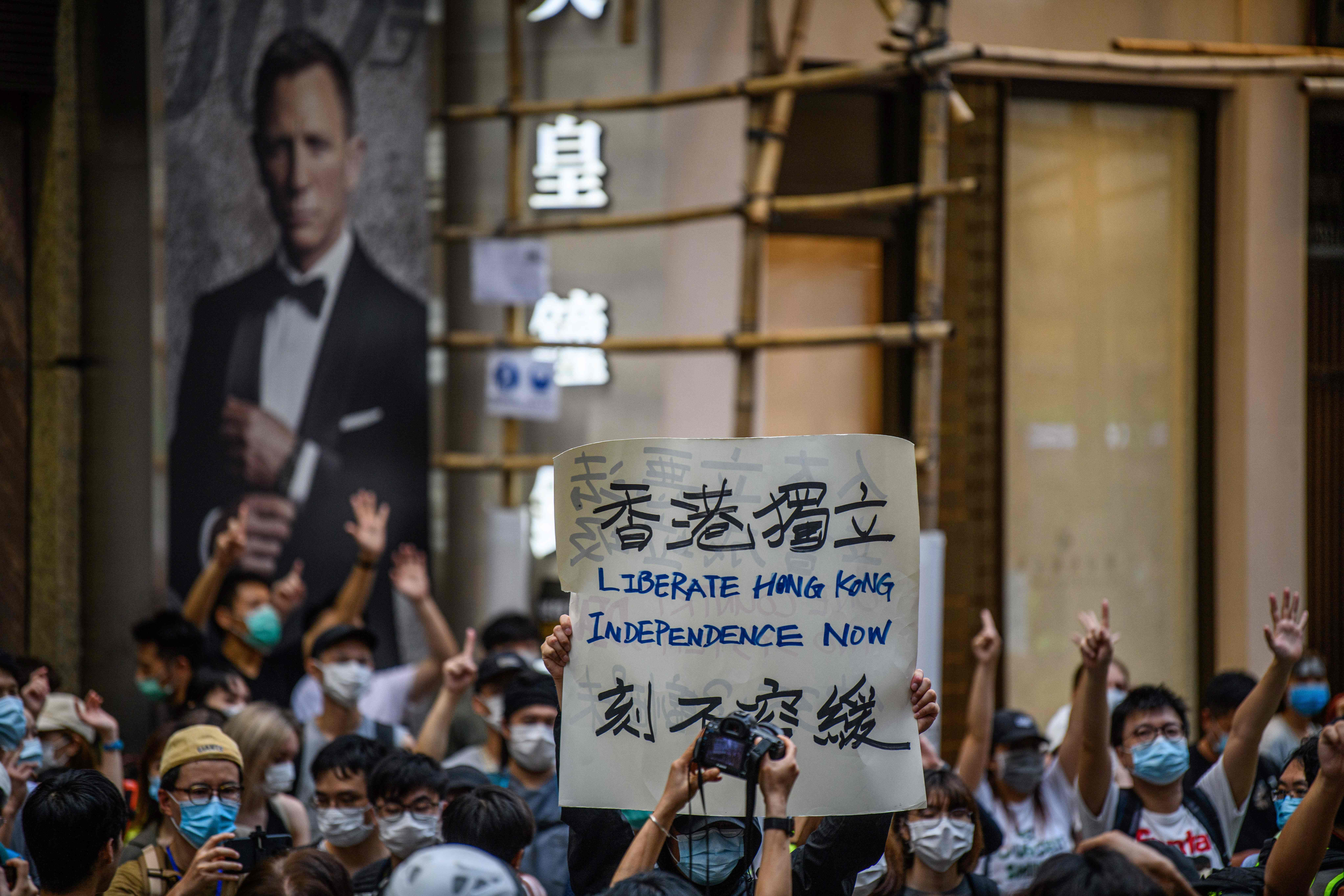Demonstran memegang seruan yang mendesak kebebasan di Hong Kong.