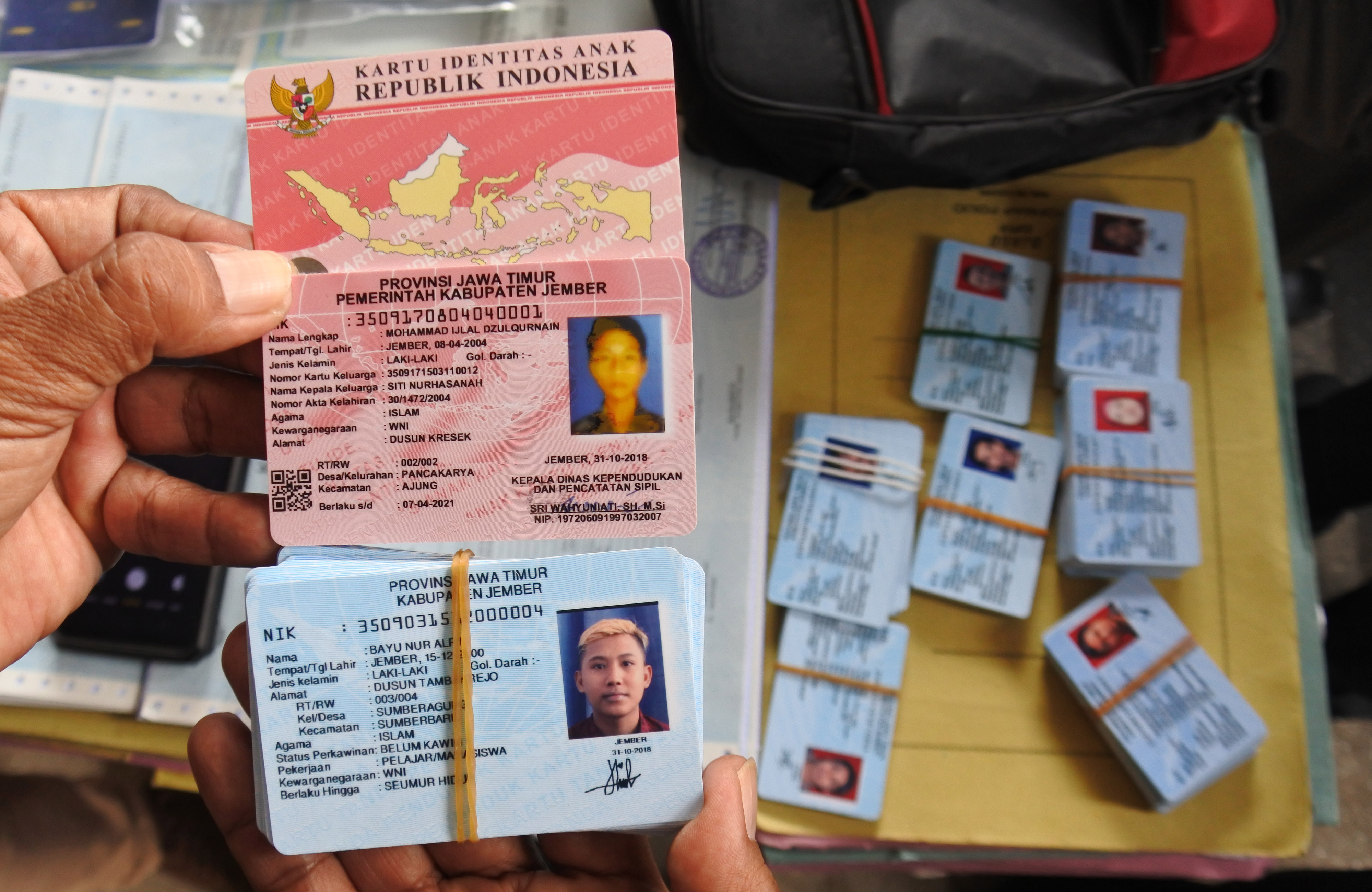 Tampilan kartu identitas anak (KIA) bila dibandingkan dengan KTP-E.