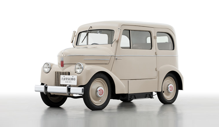 Nissan menghadirkan mobil listrik dalam format kendaraan 2-seater (kapasitas muatan 500kg) bertenaga 4,5 hp yang dinamakan 'TAMA'.