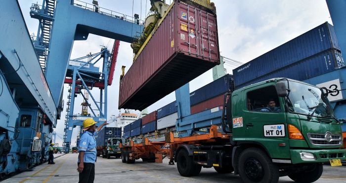  Aktivitas bongkar muat di Pelabuhan Tanjung Priok, Jakarta Utara, Kamis (19/3).