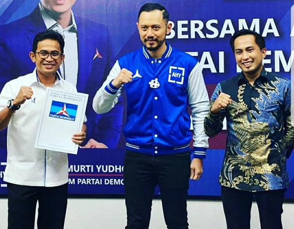 Rahmad Ma'sud (kiri) menerima dukungan Ketum  Partai Demokrat AHY didampingi Ketua DPC Demokrat Balikpapan,Abdul Ghafur Mas'ud.