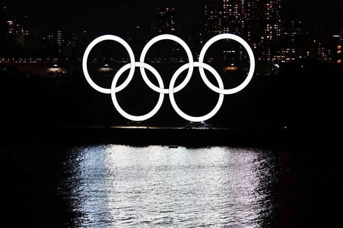 Logo Olimpiade terpasang di pusat Kota Tokyo, Jepang. 