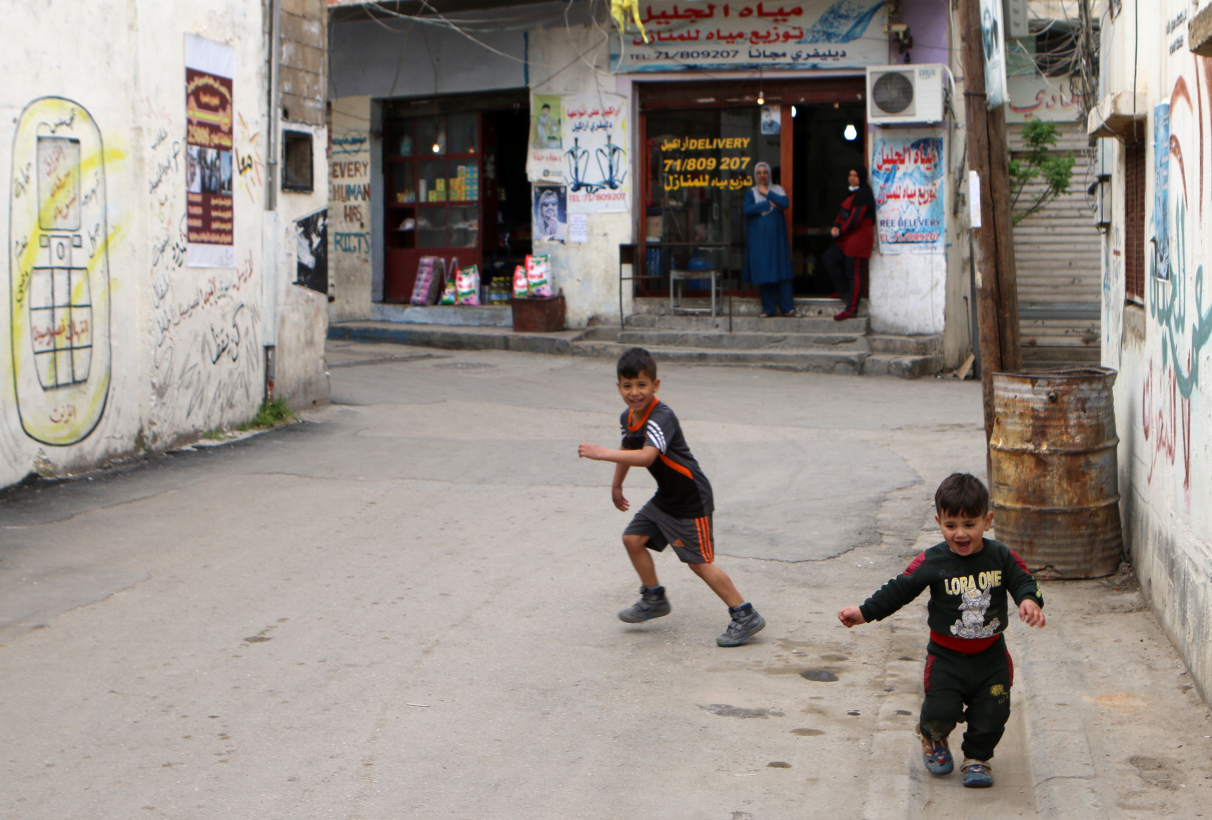 Dua anak bermain di penampungan pengungsi Palestina di Libanon.
