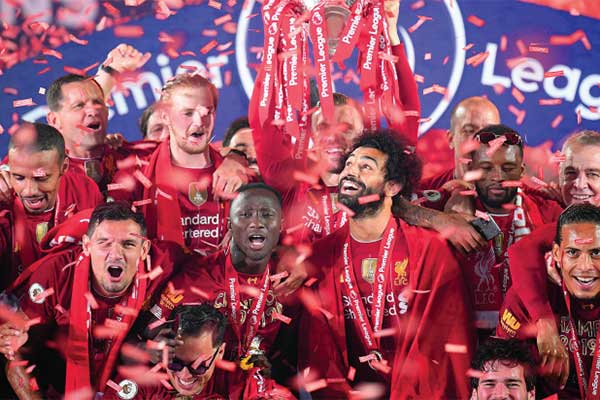 Pemain Liverpool bersukacita setelah penyerahan trofi Liga Primer yang musim ini mereka menangi