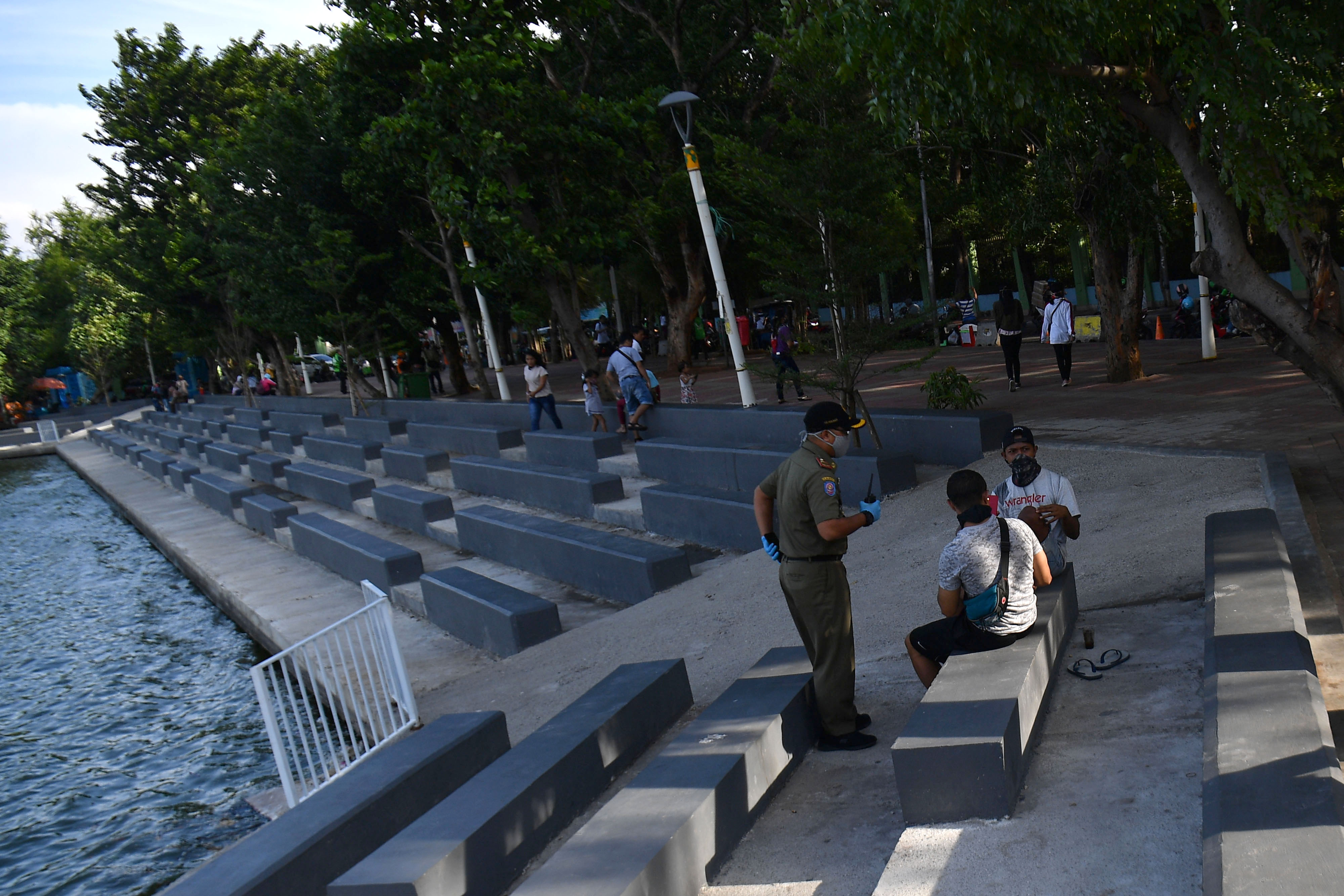 Anggota Satpol PP membubarkan warga yang berkerumun di Danau Sunter Jakarta Utara, Kamis (4/6).