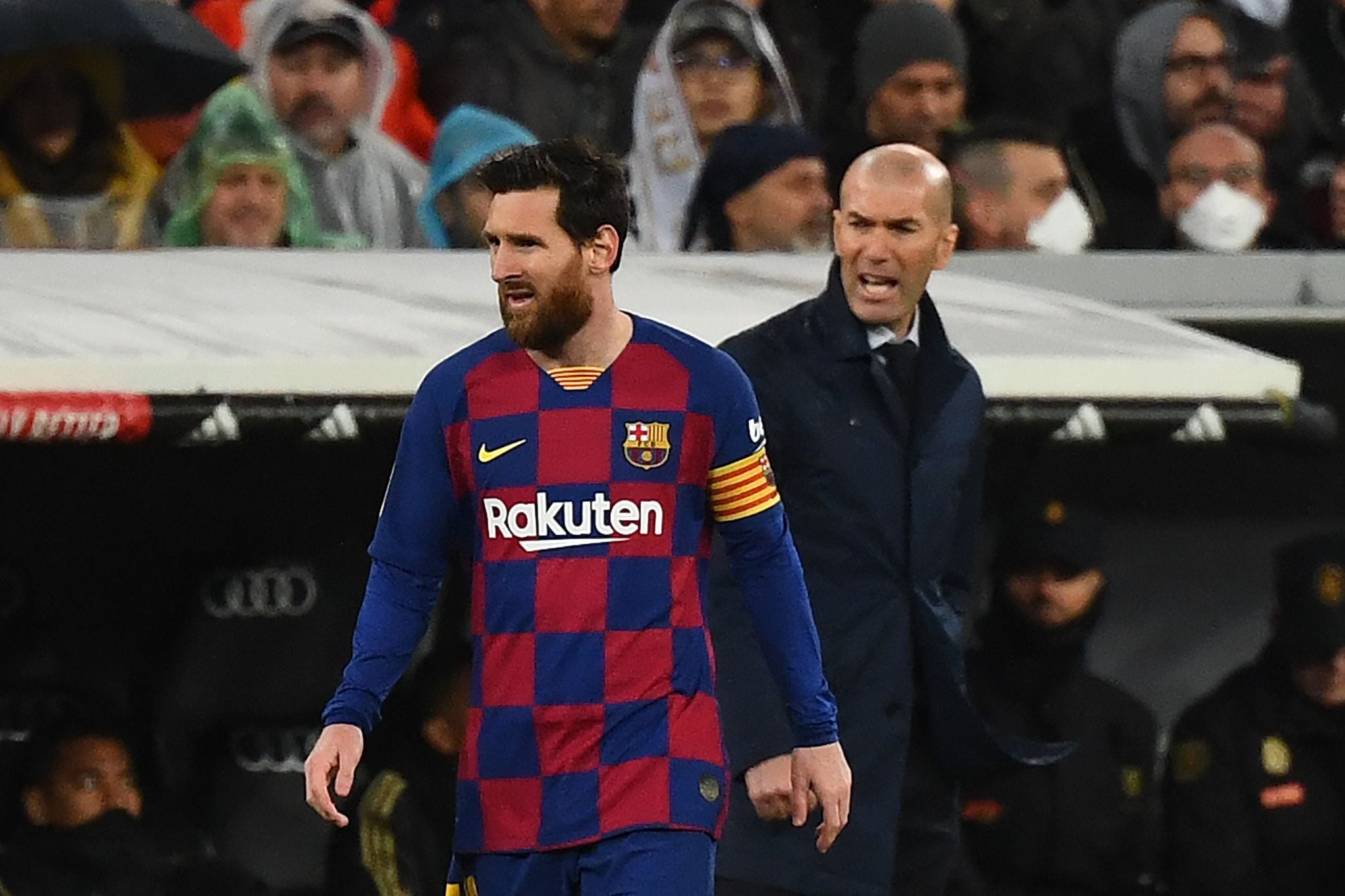 Penyerang Barcelona Lionel Messi (kiri) bersama pelatih Real Madrid Zinedine Zidane