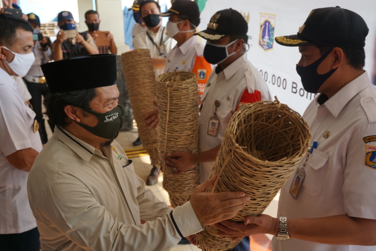 Baznas (Badan Amil Zakat Nasional) atau Bazis DKI Jakarta membagikan bongsang untuk persiapan pemotong hewan kurban.