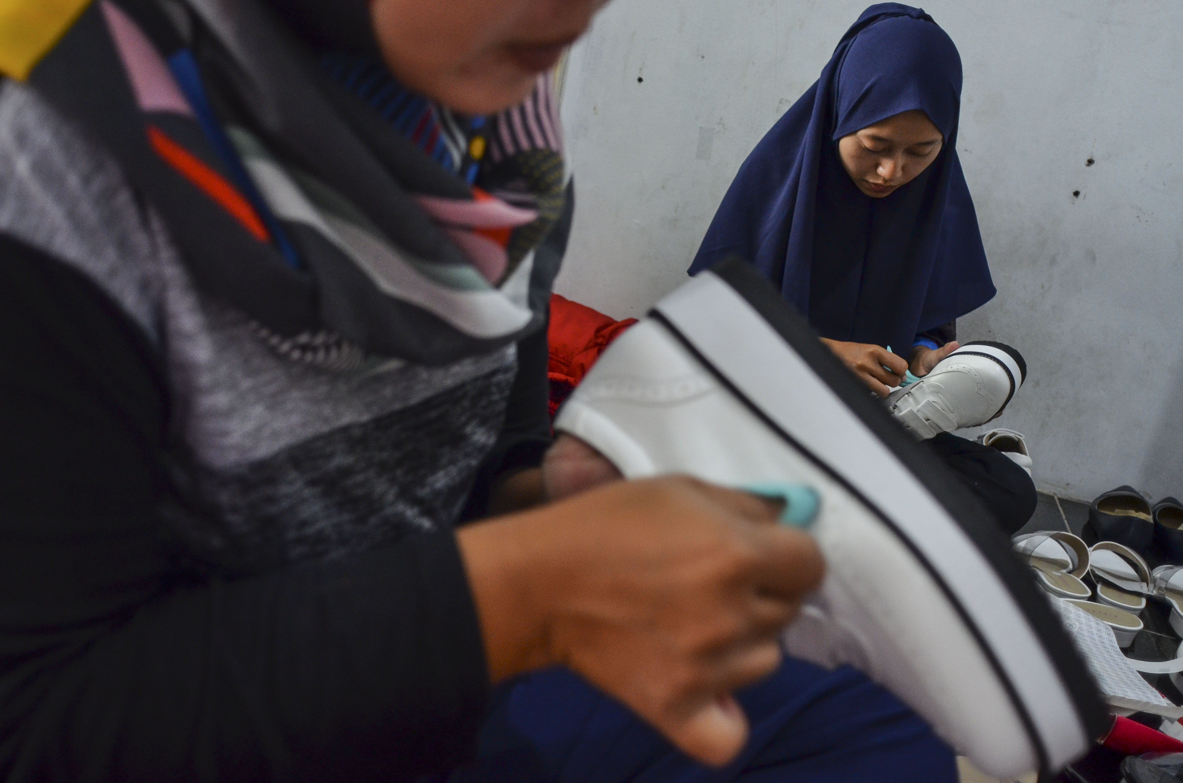 Pekerja menyelesaikan pembuatan sepatu Prospero yang akan dipasarkan melalui patform digital di Tasikmalaya, Jawa Barat, Jumat (3/7).