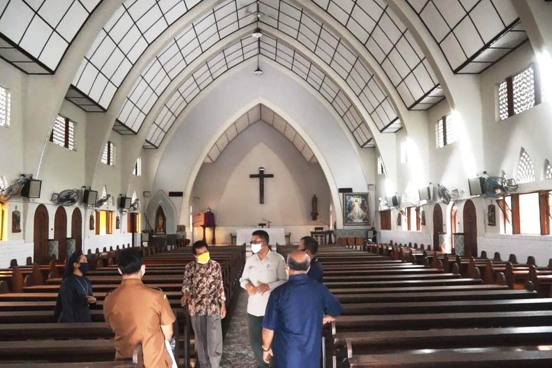 Gugus Tugas Covid-19 Pematangsiantar meninjau persiapan Ibadah Minggu di Gereja Katolik sekaligus membagikan 3.000 masker. 