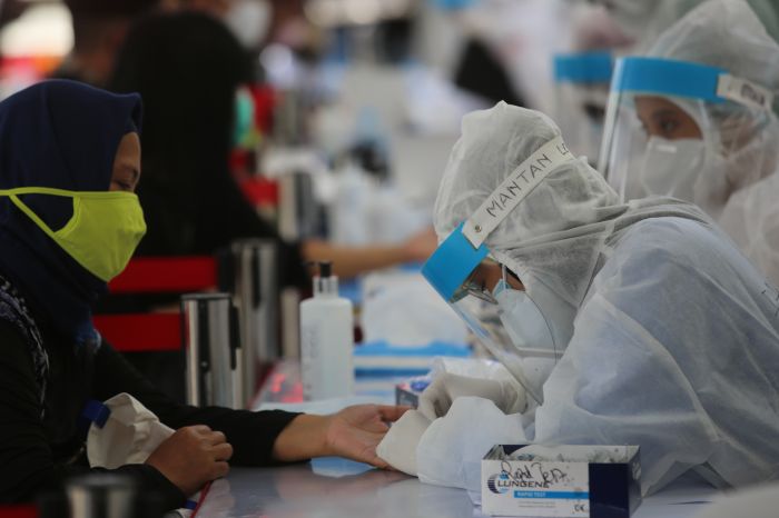 Petugas kesehatan melakukan rapid test Covid-19