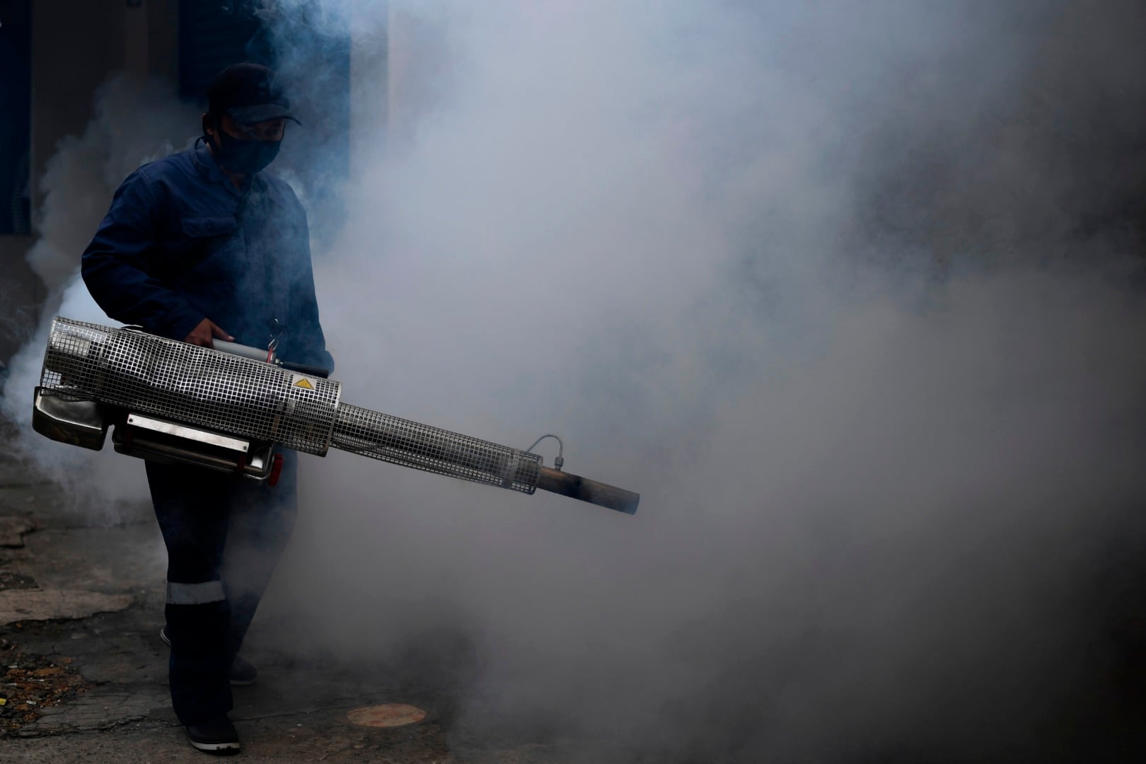 Petugas melakukan pengasapan (fogging) untuk mencegah penyakit Demam Berdarah Dengue (DBD) di Cipedak, Jakarta