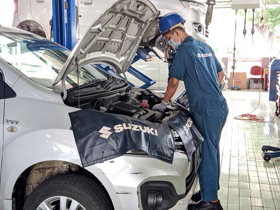 Selalu periksa ruang mesin kendaraan untuk menghindari adanya benda yang mudah terbakar tertinggal di dalamnya.