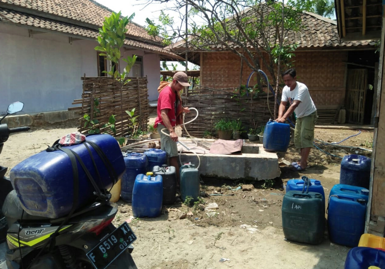 Warga Kampung Jatiwangi RT 11/03, Desa Sukajaya, Kecamatan Leles, Kabupaten Cianjur, Jabar, memanfaatkan air Sungai Cisokan yang dialirkan.