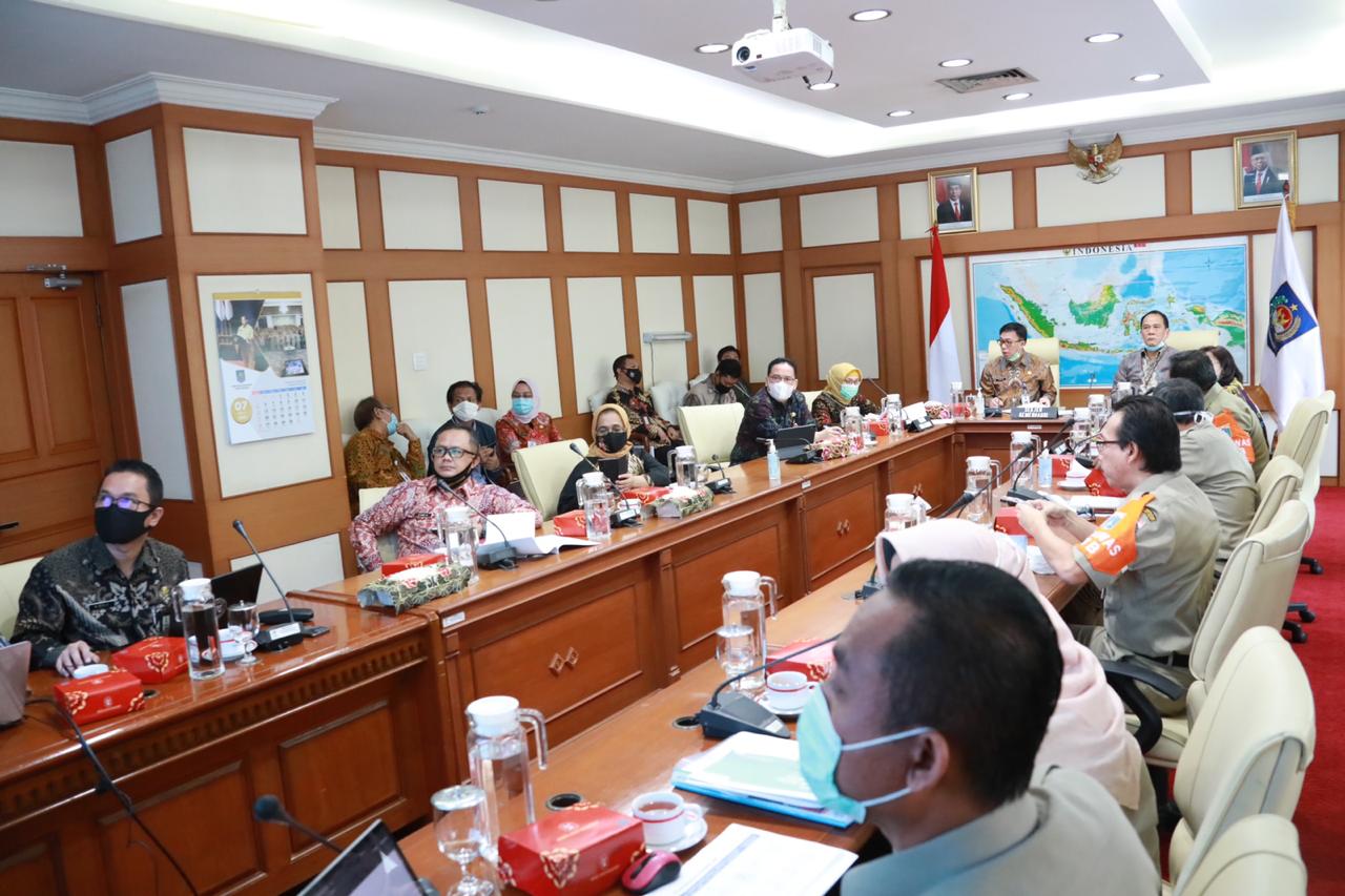 Susana rapat mediasi masalah PPDB antara jajaran Kemendikbud yang dipimpin oleh PLT Irjen Kemendikbud, Chatarina M Girsang.