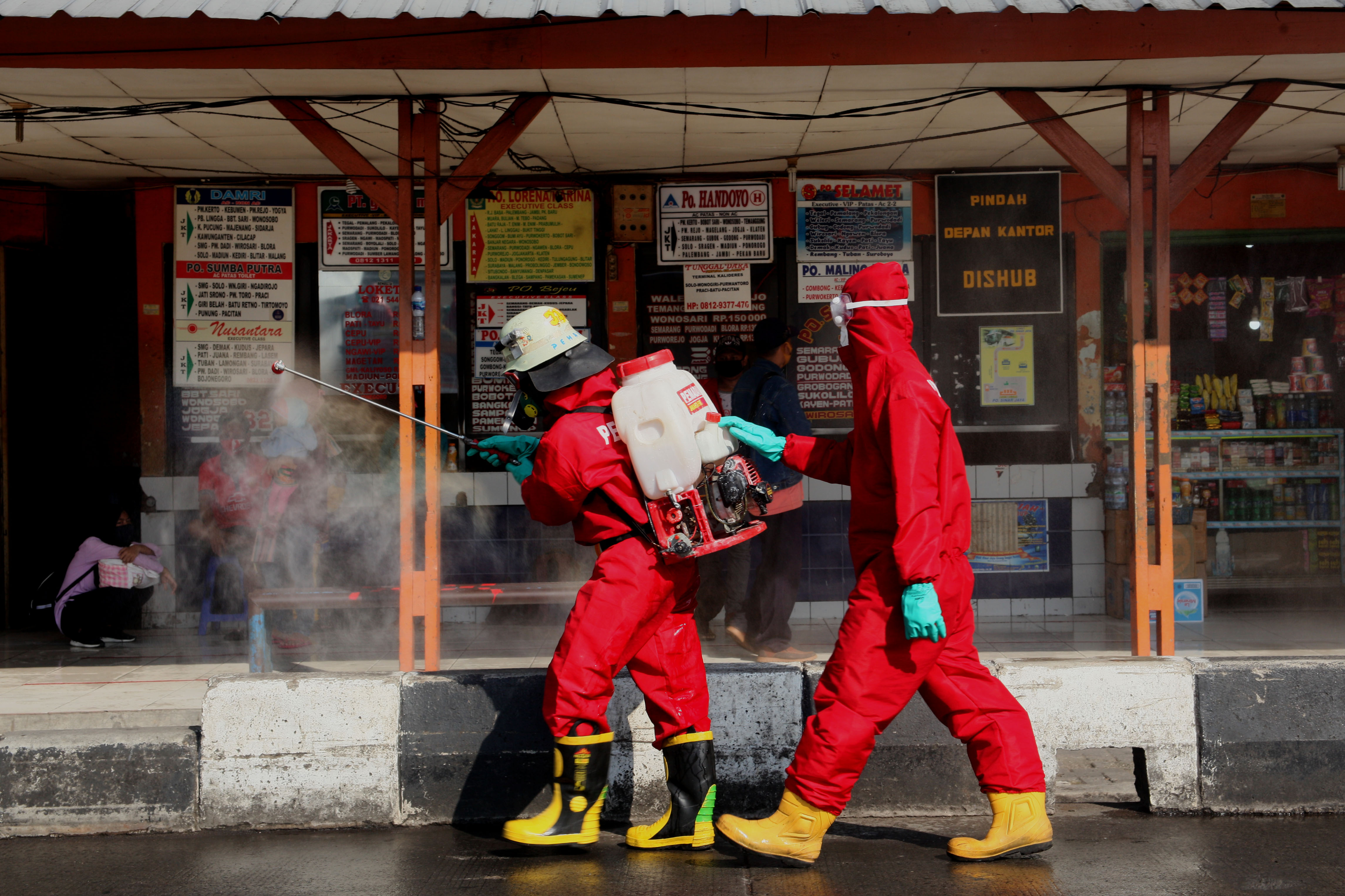 Penyemprotan disinfektan di Terminal Kalideres, Jakarta Barat, senin (6/7).
