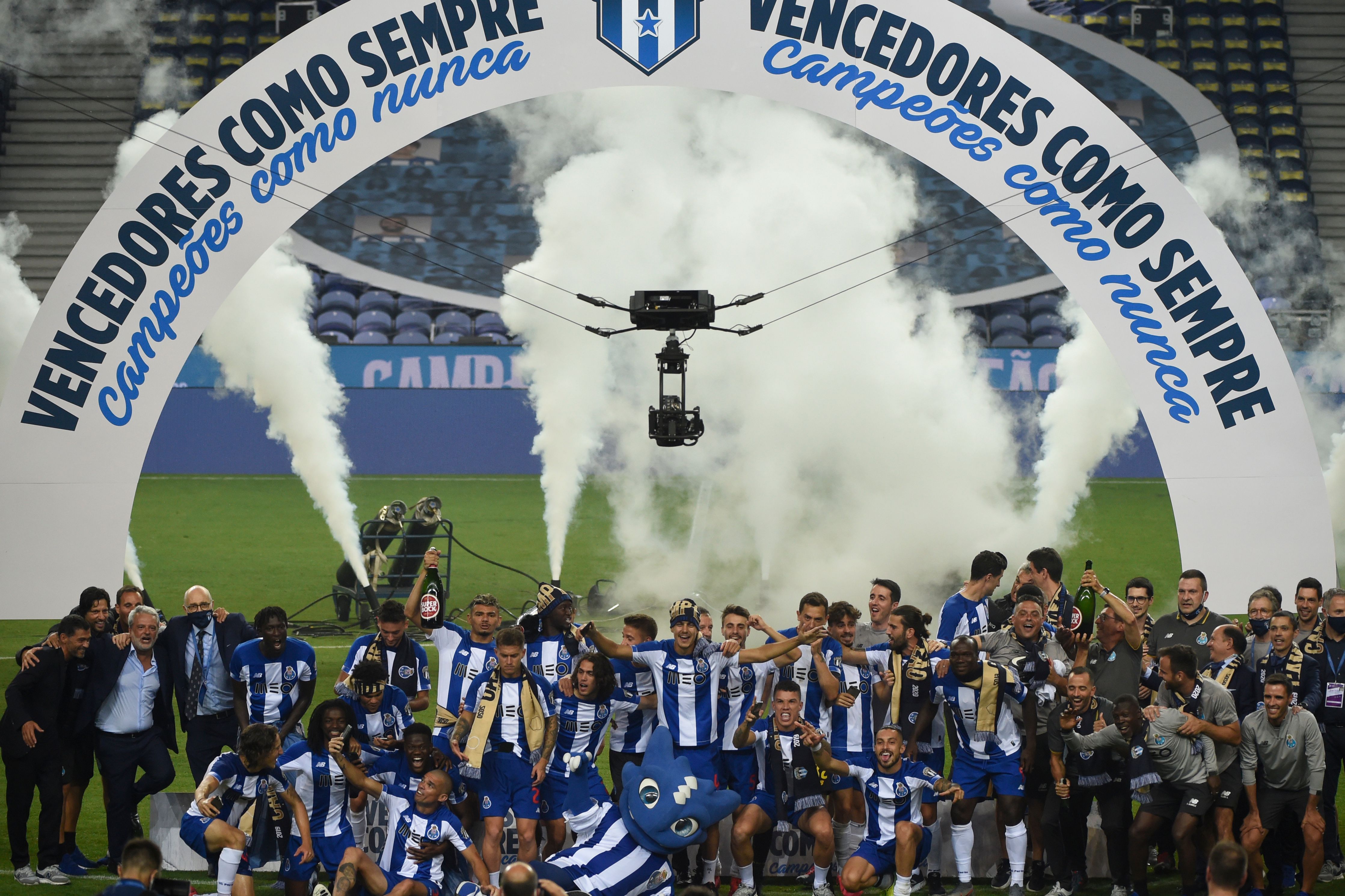 Para pemain FC Porto merayakan keberhasilan mereka menjadi juara Liga Portugal.
