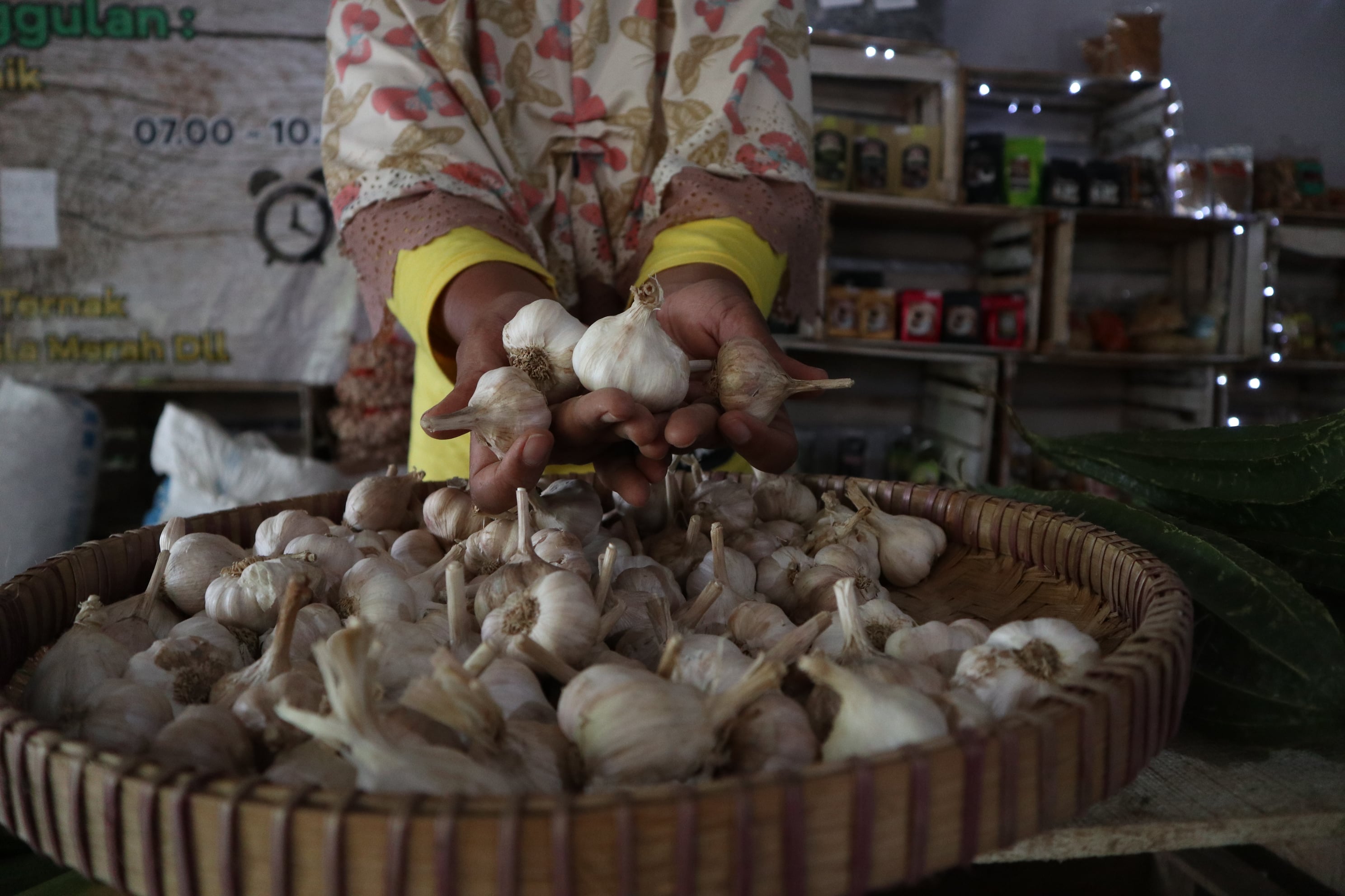 Anggota kelompok tani menata sayuran di outlet Pasar Tani Pekarangan (Pastakaran) Temanggung, Jawa Tengah Kamis (4/6).