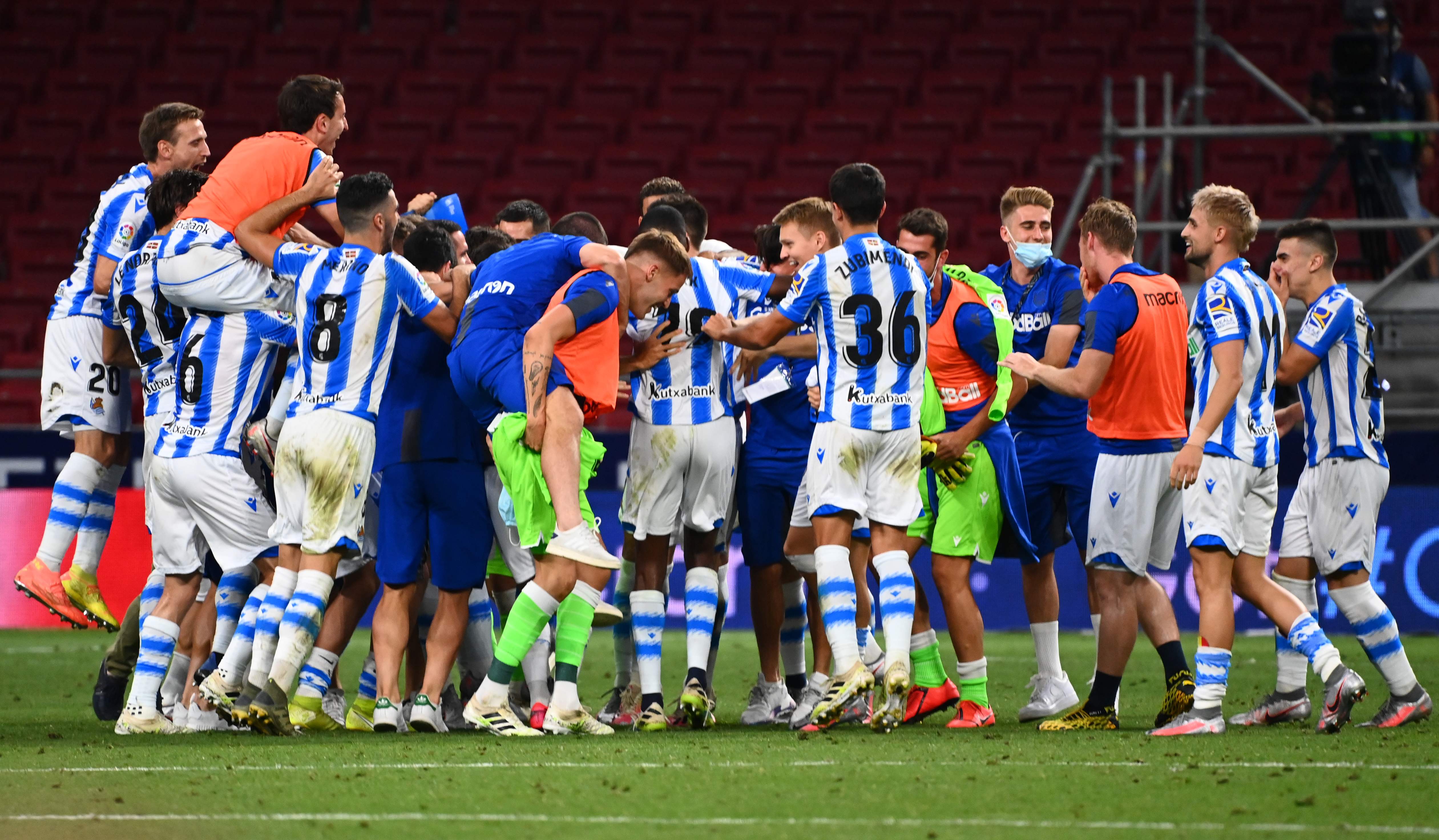 Para pemain Real Sociedad merayakan keberhasilan mereka meraih tiket ke Liga Europa usai bermain imbang 1-1 melawan Atletico Madrid.