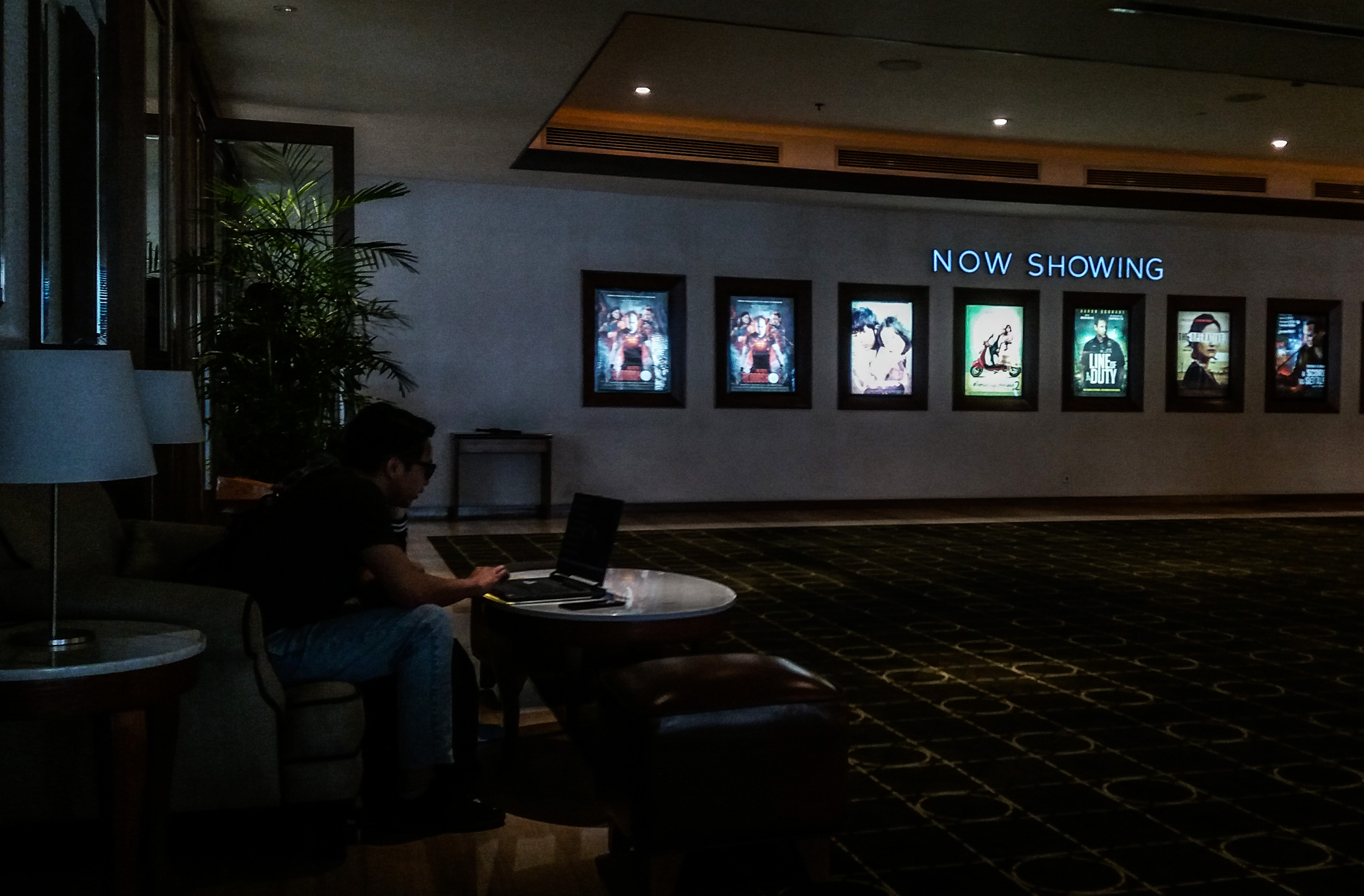 Suasana sepi di Bioskop XXI, Senayan City, Jakarta, Sabtu (21/3). Mulai 6 Juli, bioskop di Jakarta diizinkan beroperasi kembali.