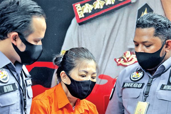 Tersangka kepemilikan ekstasi dan happy fi ve berinisial TII (tengah) digiring polisi saat gelar kasus pengungkapan jaringan narkoba  