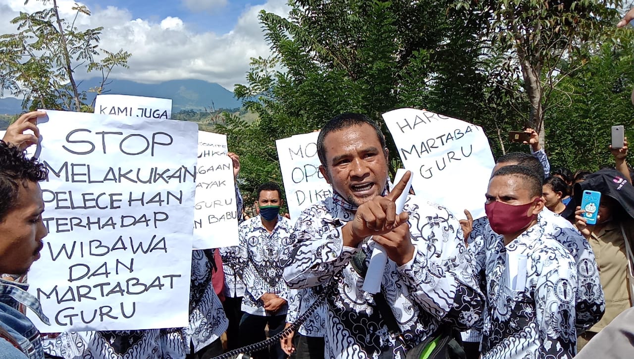  Komite sekolah menggelar demonstrasi di SMK Negeri 1 Wae Rii, Kabupaten Manggarai, Nusa Tenggara Timur pada Senin (13/7) siang.