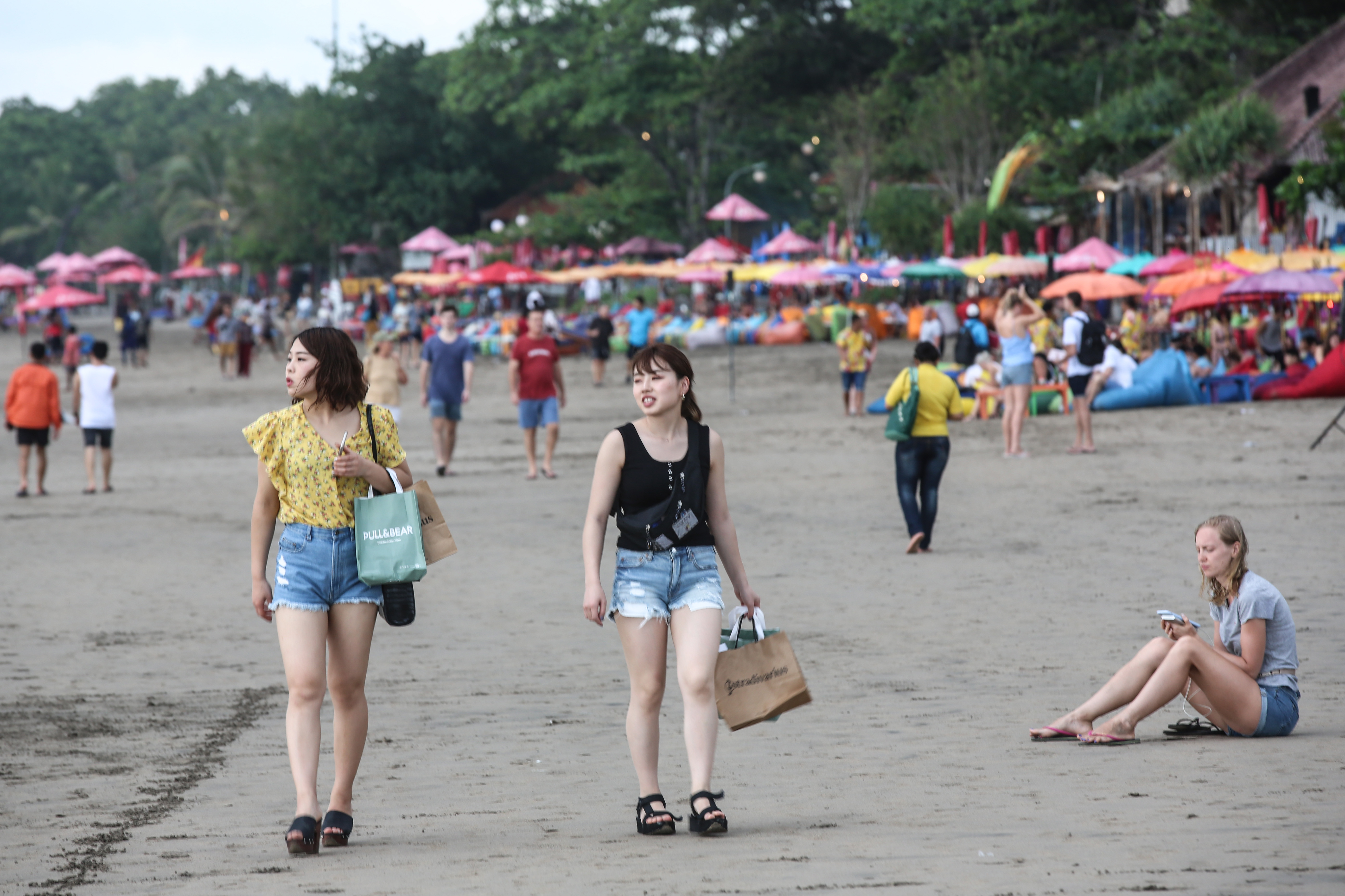 Wisatawan asing menikmati keindahan pantai di wilayah Bali, sebelum covid-19 mewabah.