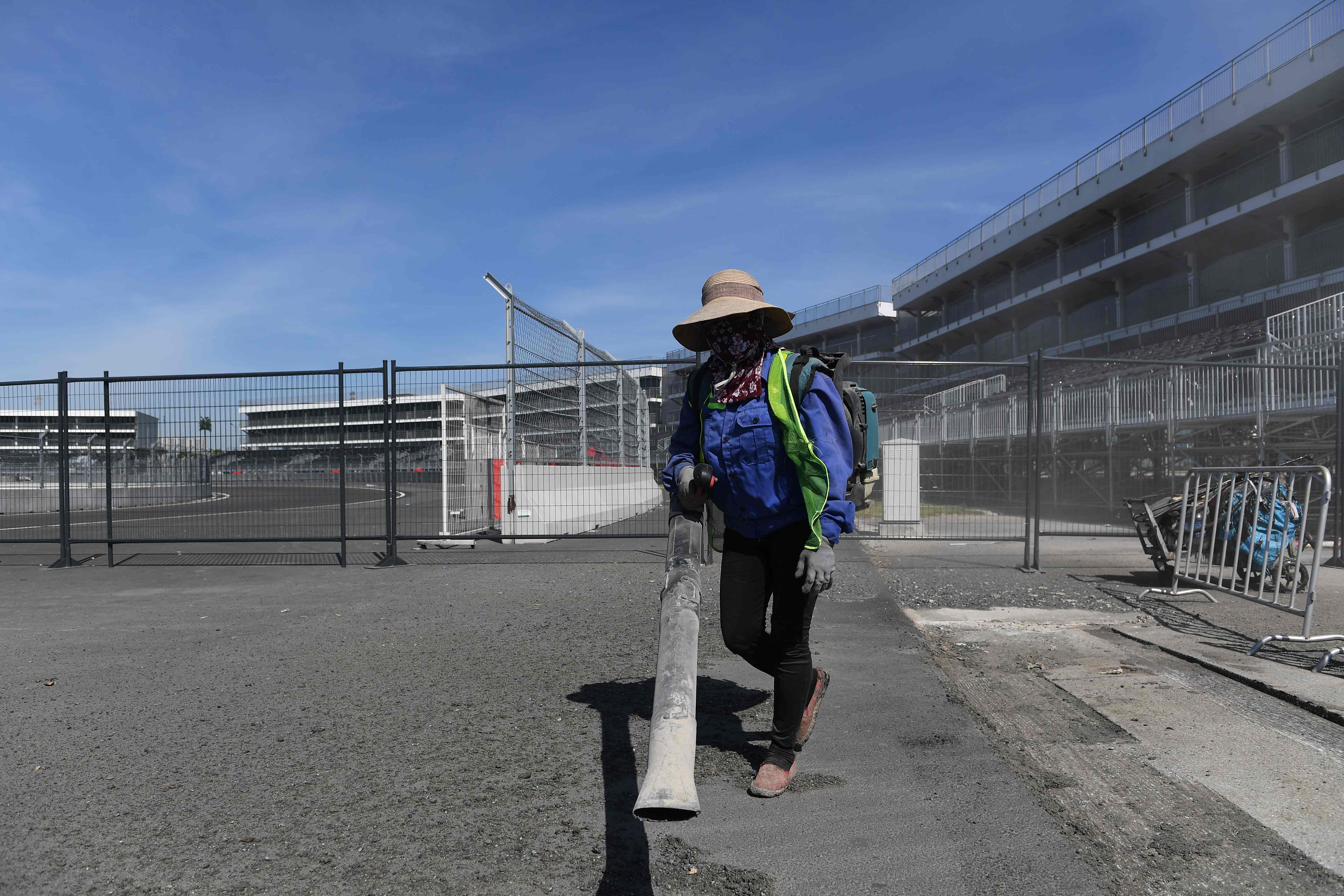 Pekerja membersihkan trek Formula 1 di Hanoi, Vietnam.