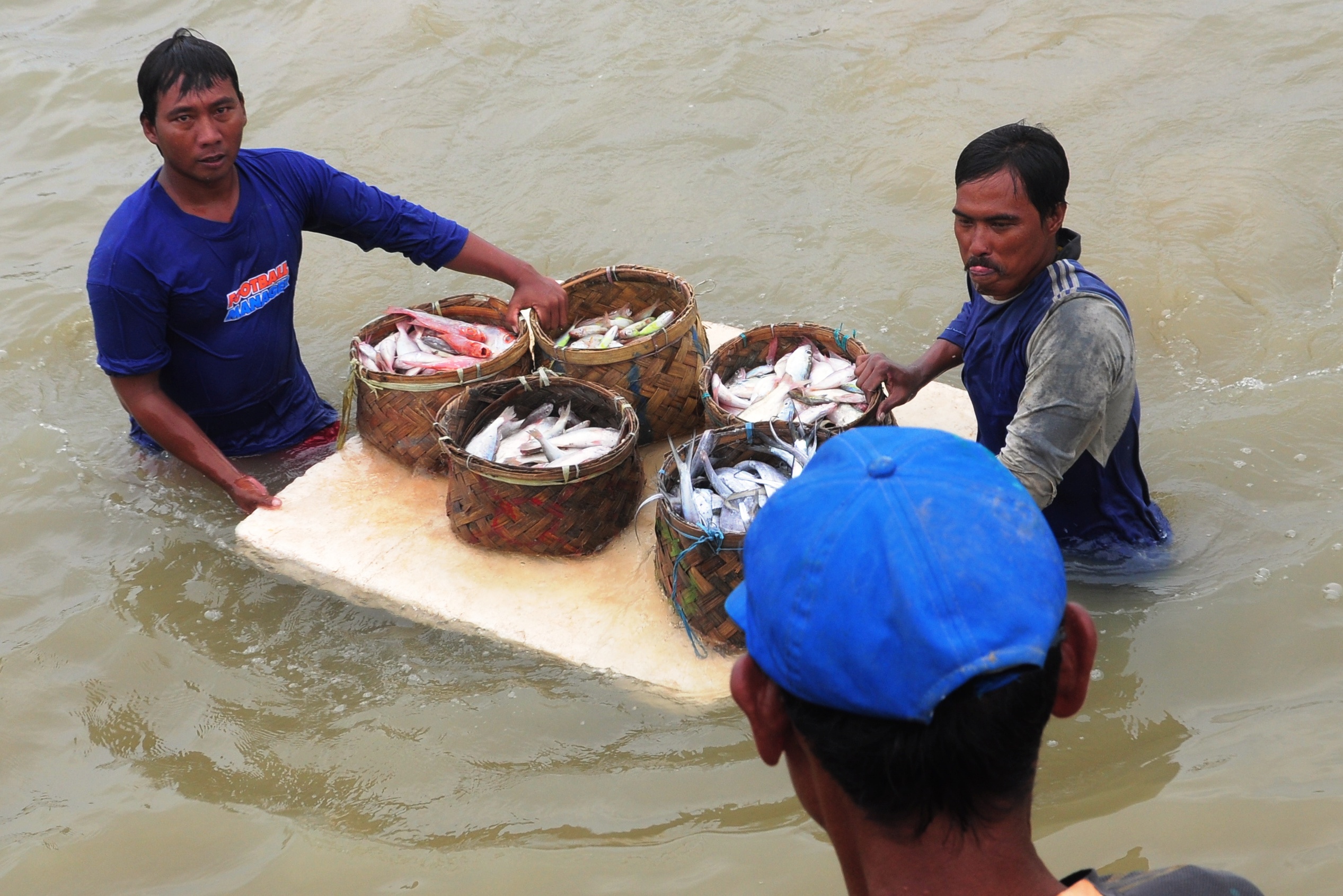 Nelayan di Madura membawa hasil tangkapan mereka.  Penjualan ikan laut kembali normal setelah pelonggaran PSBB di beberapa daerah di Jatim.