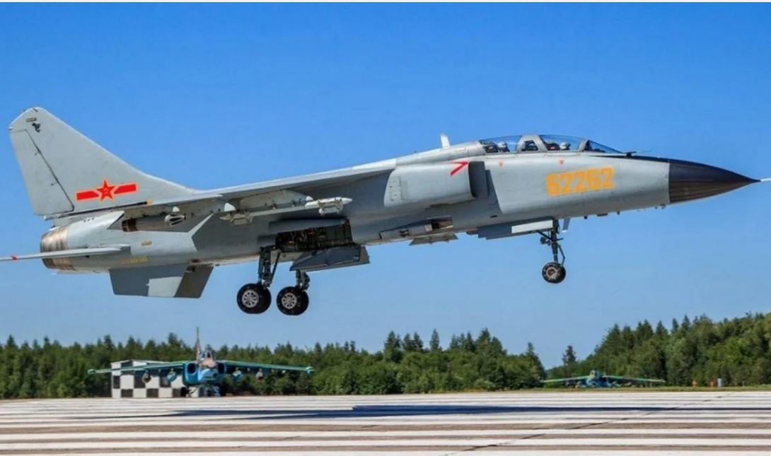 Pesawat pengebom milik Angkatan Udara Tiongkok, JH-7.