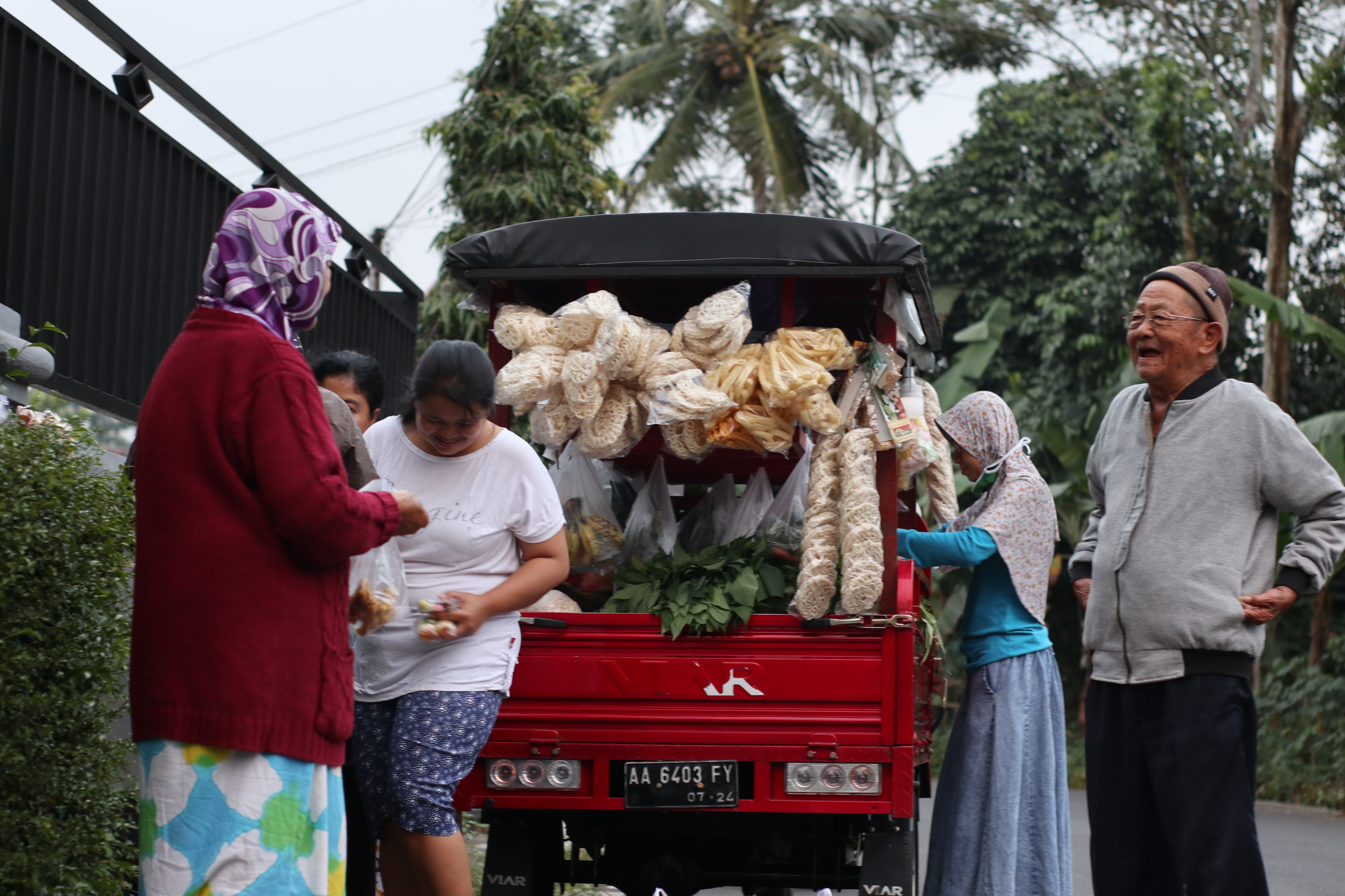 Warga melakukan aktivitas jual beli makanan tanpa memggunakan masker dan tidak menjaga jarak, di Temanggung, Sabtu (18/7).