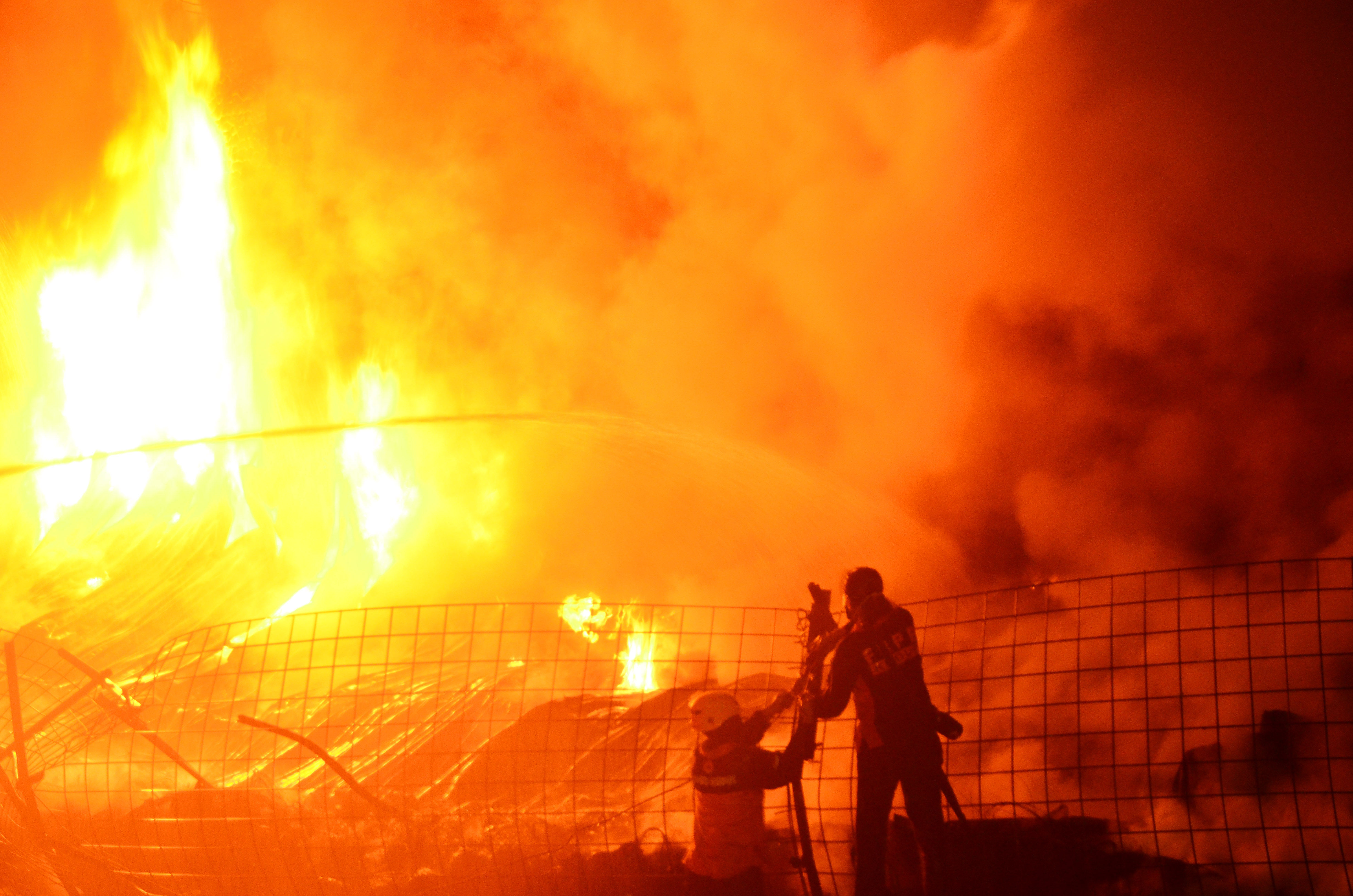 Petugas pemadam kebakaran berusaha memadamkan api yang membakar gudang ban di Desa Tenggeles, Kudus